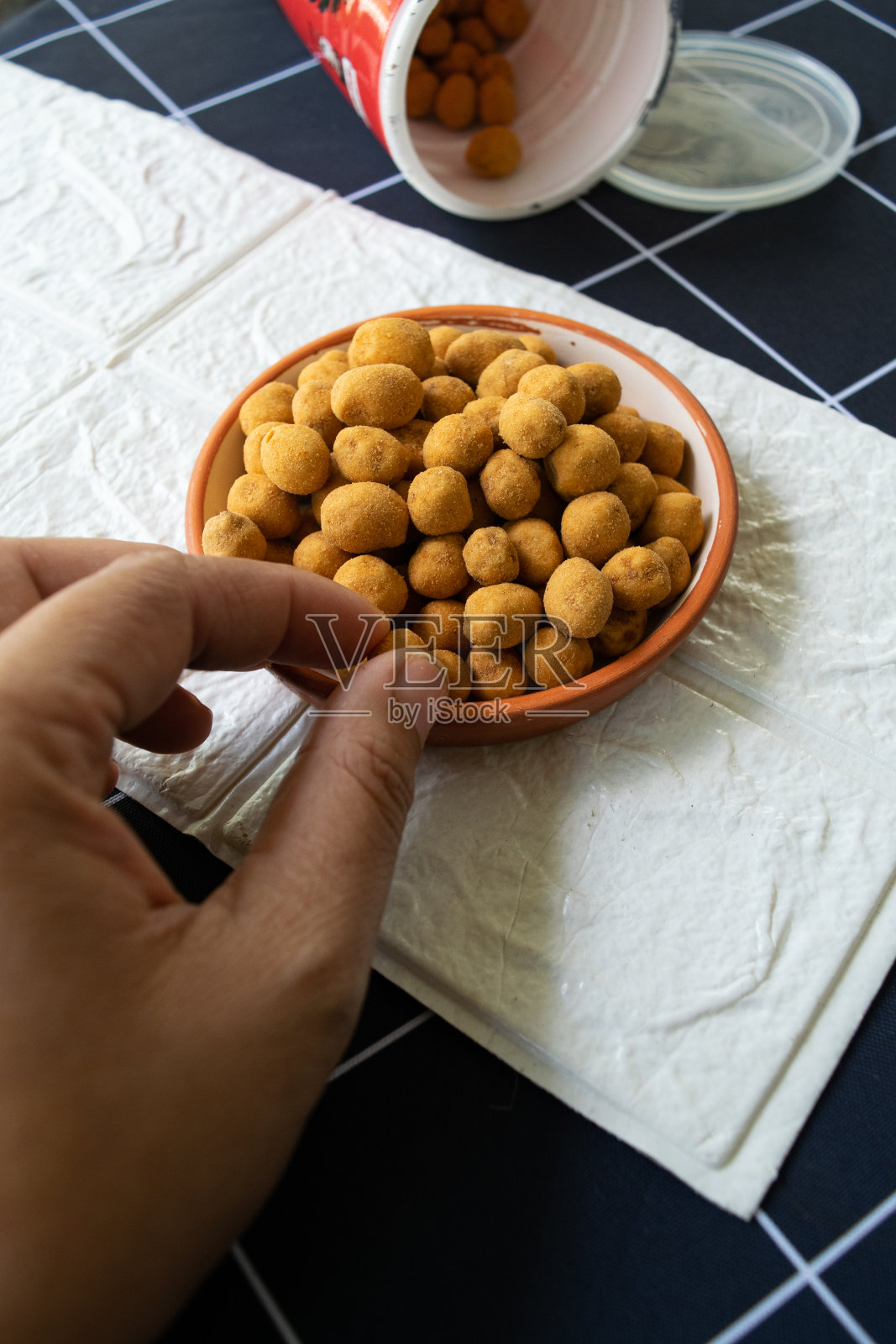 吃包衣花生照片摄影图片