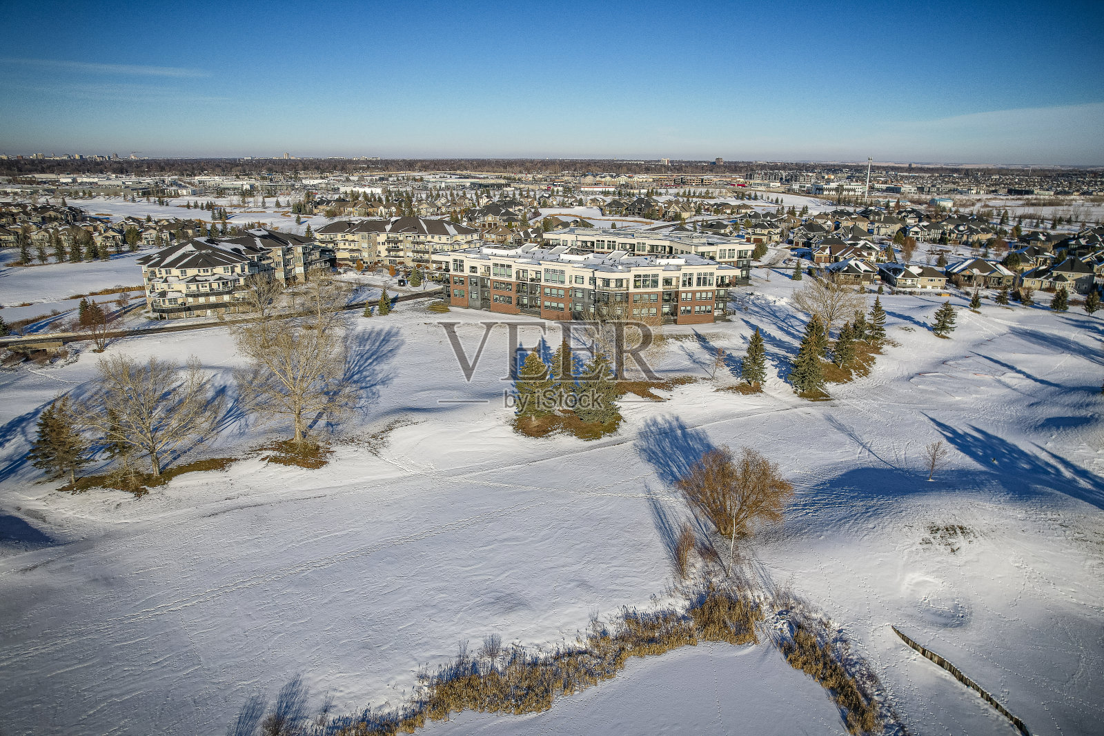 萨斯卡通冬季鸟瞰图中的柳树社区照片摄影图片