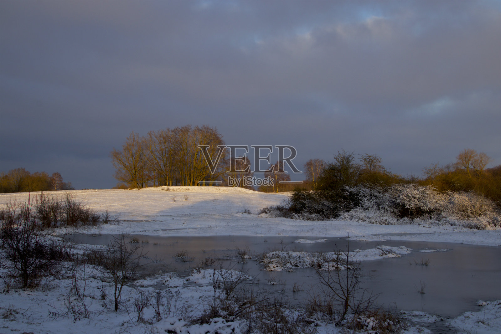 黑暗的天空日落在雪景照片摄影图片