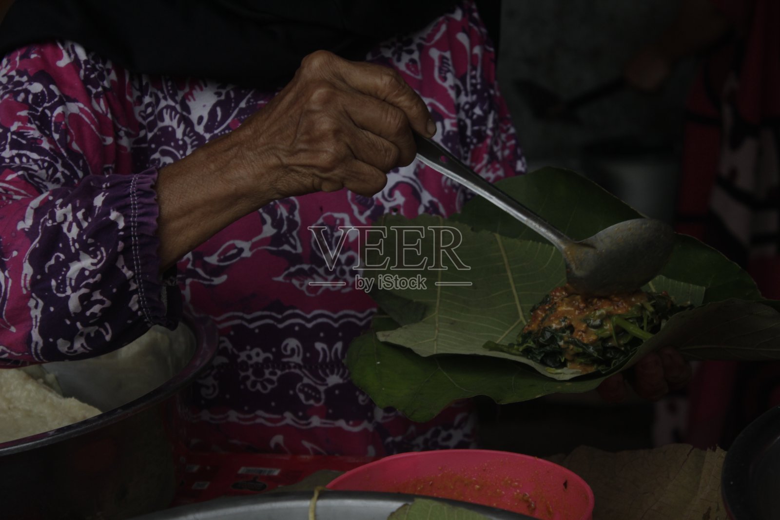 街头小吃系列:来自印尼的传统沙拉pecel照片摄影图片