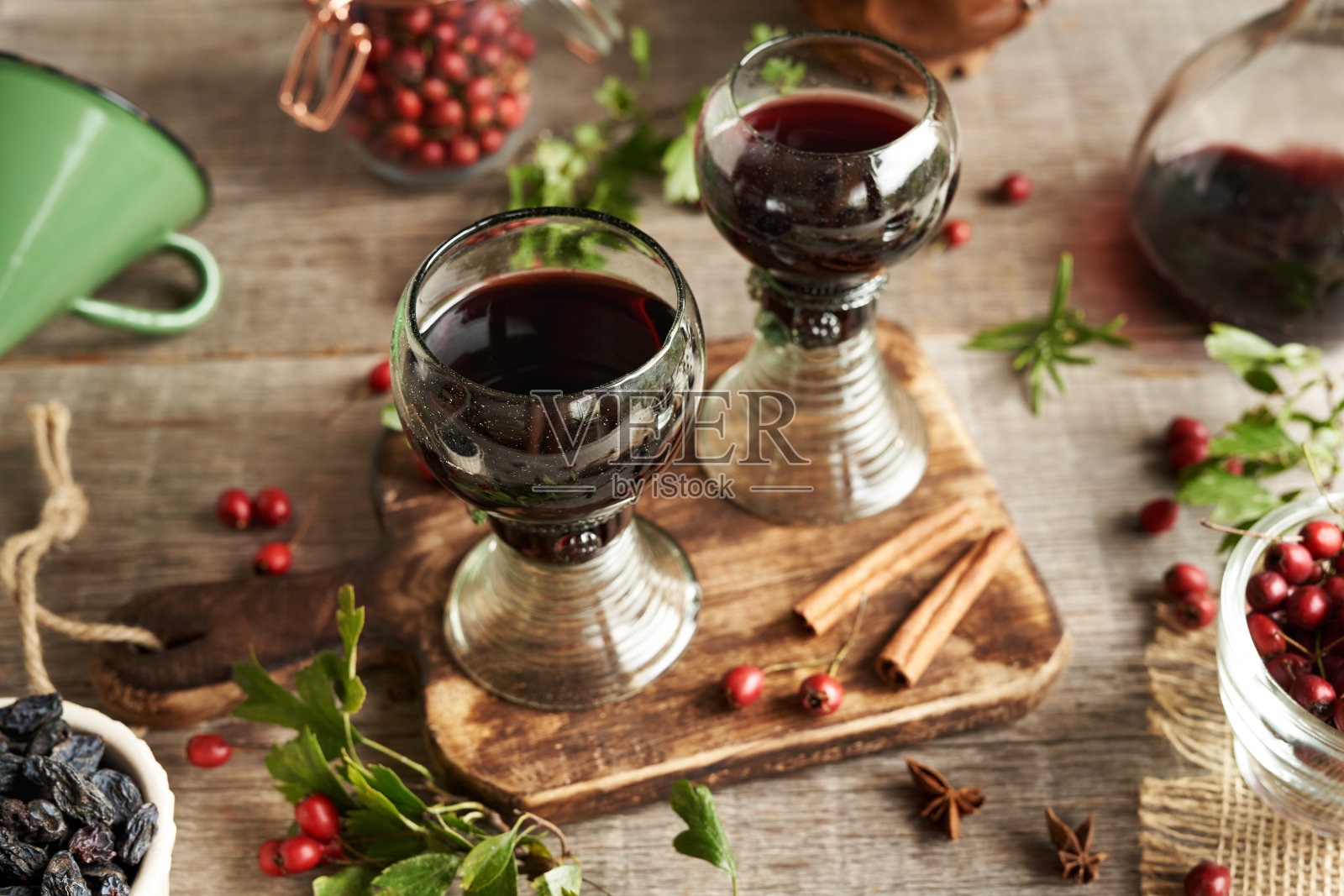 药酒由山楂浆果制成，装在两个玻璃杯里照片摄影图片