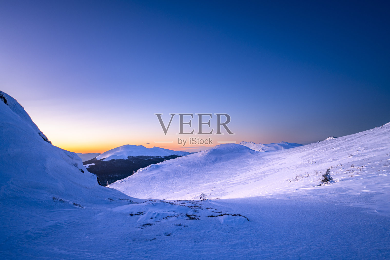 冬天的夕阳在山上。波兰比什恰迪国家公园的塔尼卡山。照片摄影图片