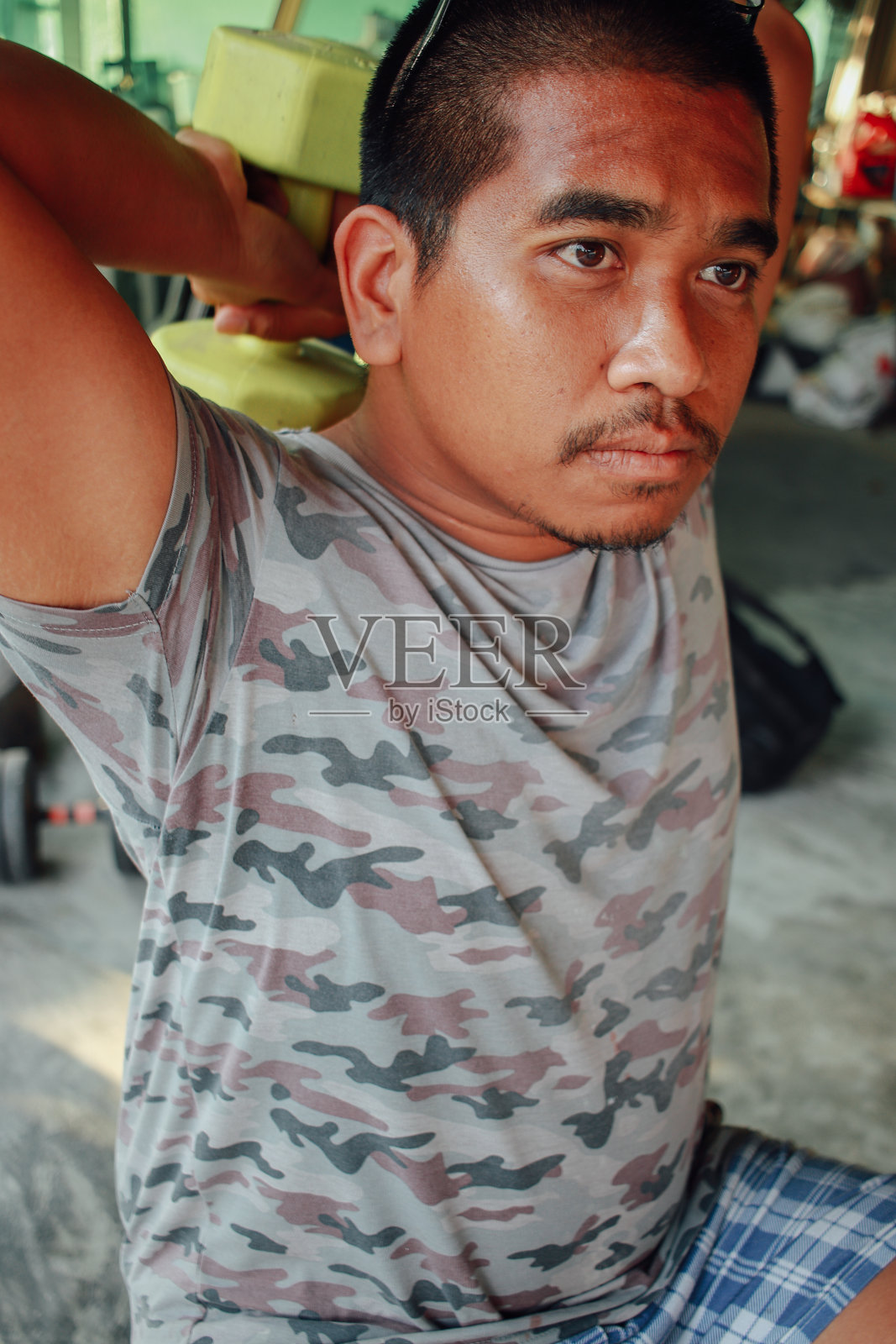 士兵使用哑铃照片摄影图片