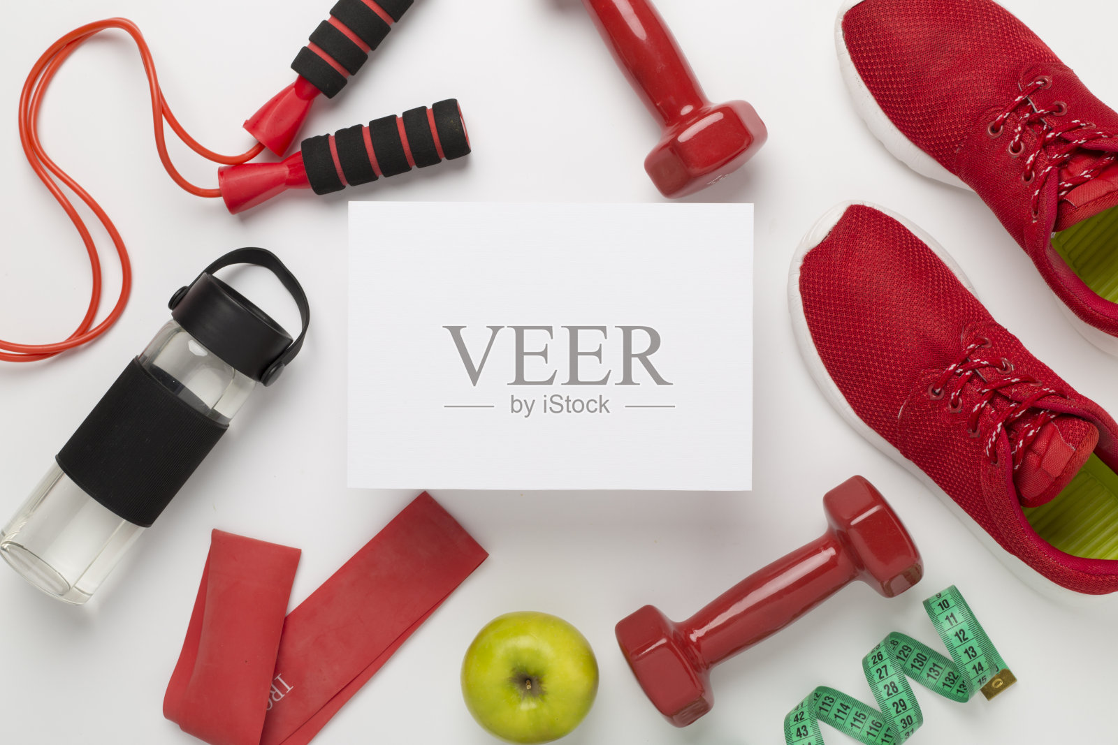 运动器材带卷尺的彩色背景，顶部，视图。减肥概念照片摄影图片