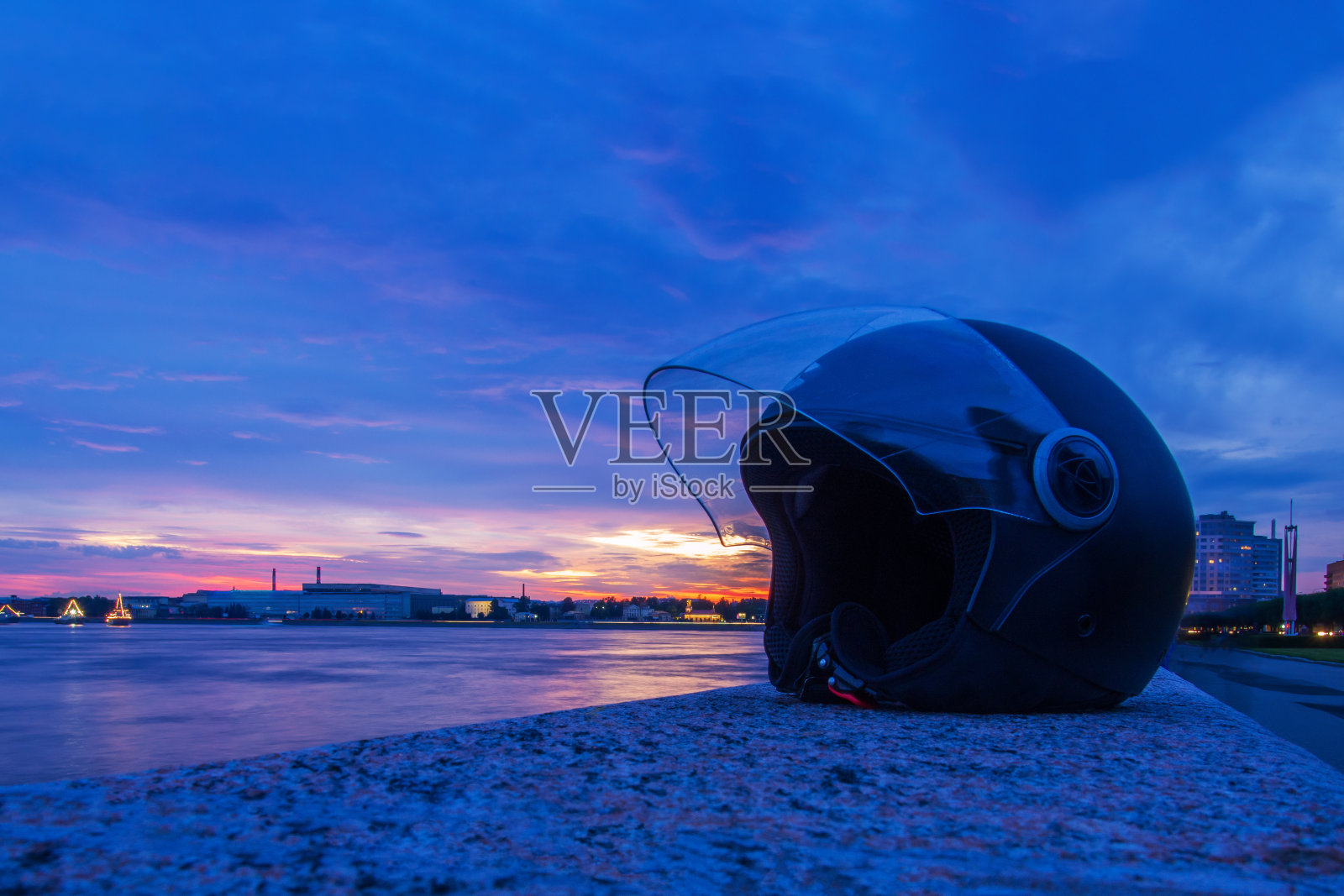 花岗岩堤岸上的黑色头盔特写照片摄影图片