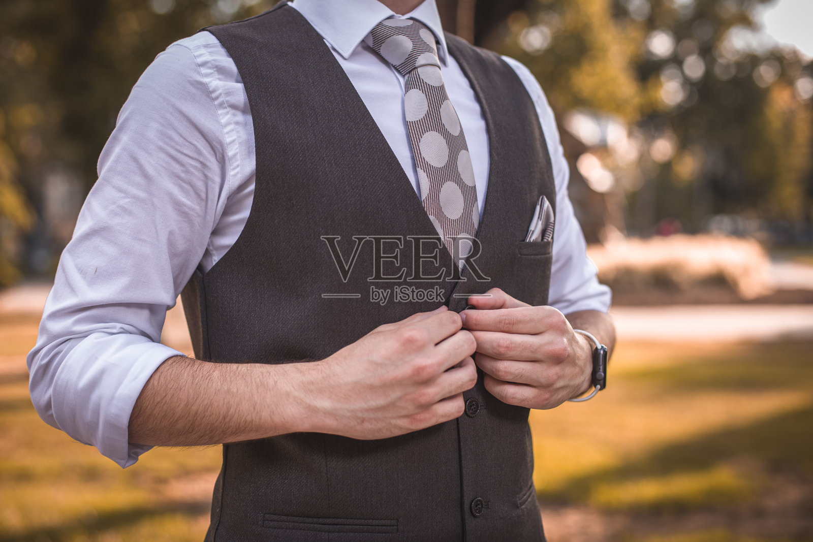 穿着正装的商人正在整理领带照片摄影图片