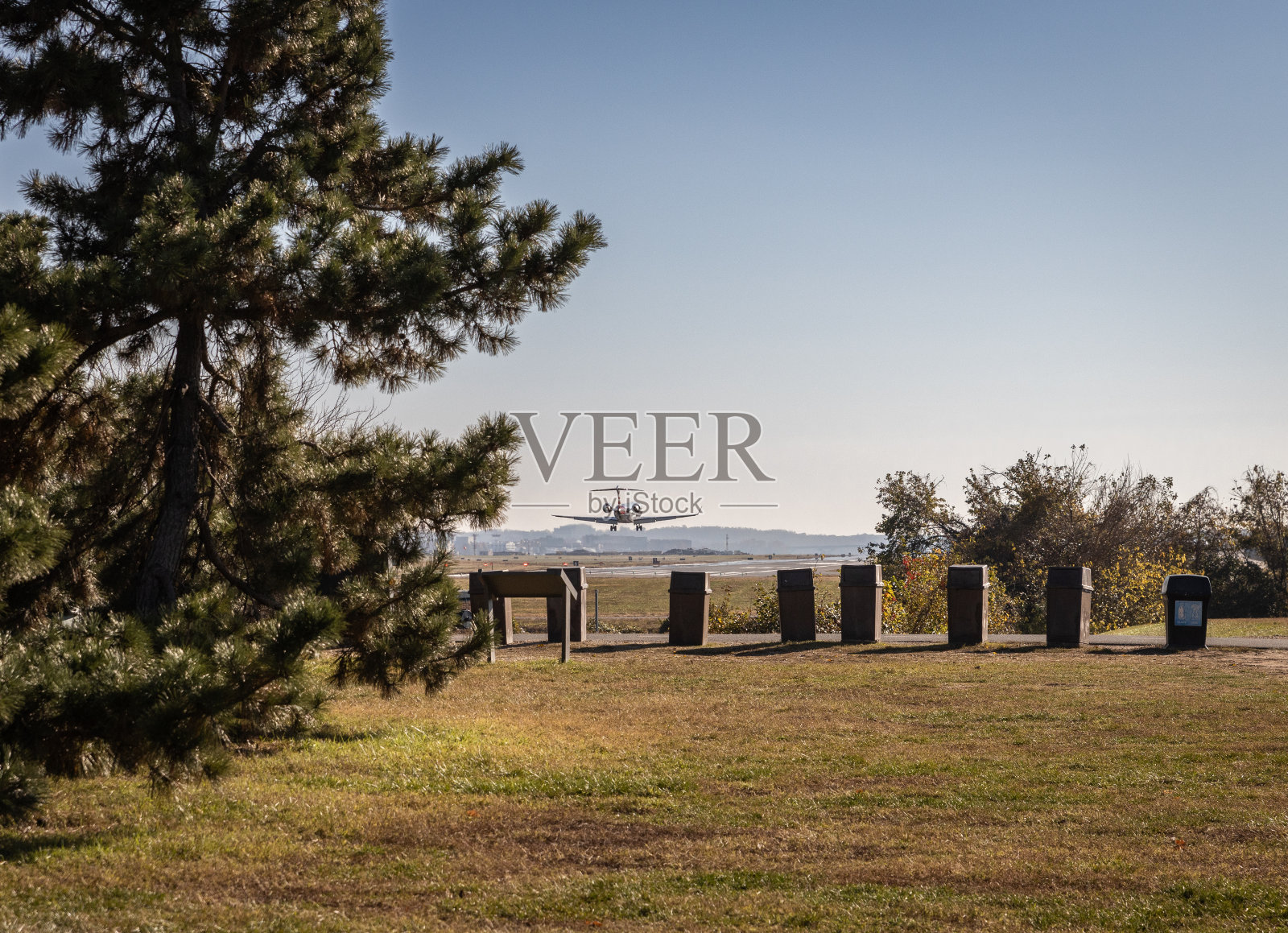 支线飞机降落在华盛顿特区罗纳德·里根机场照片摄影图片