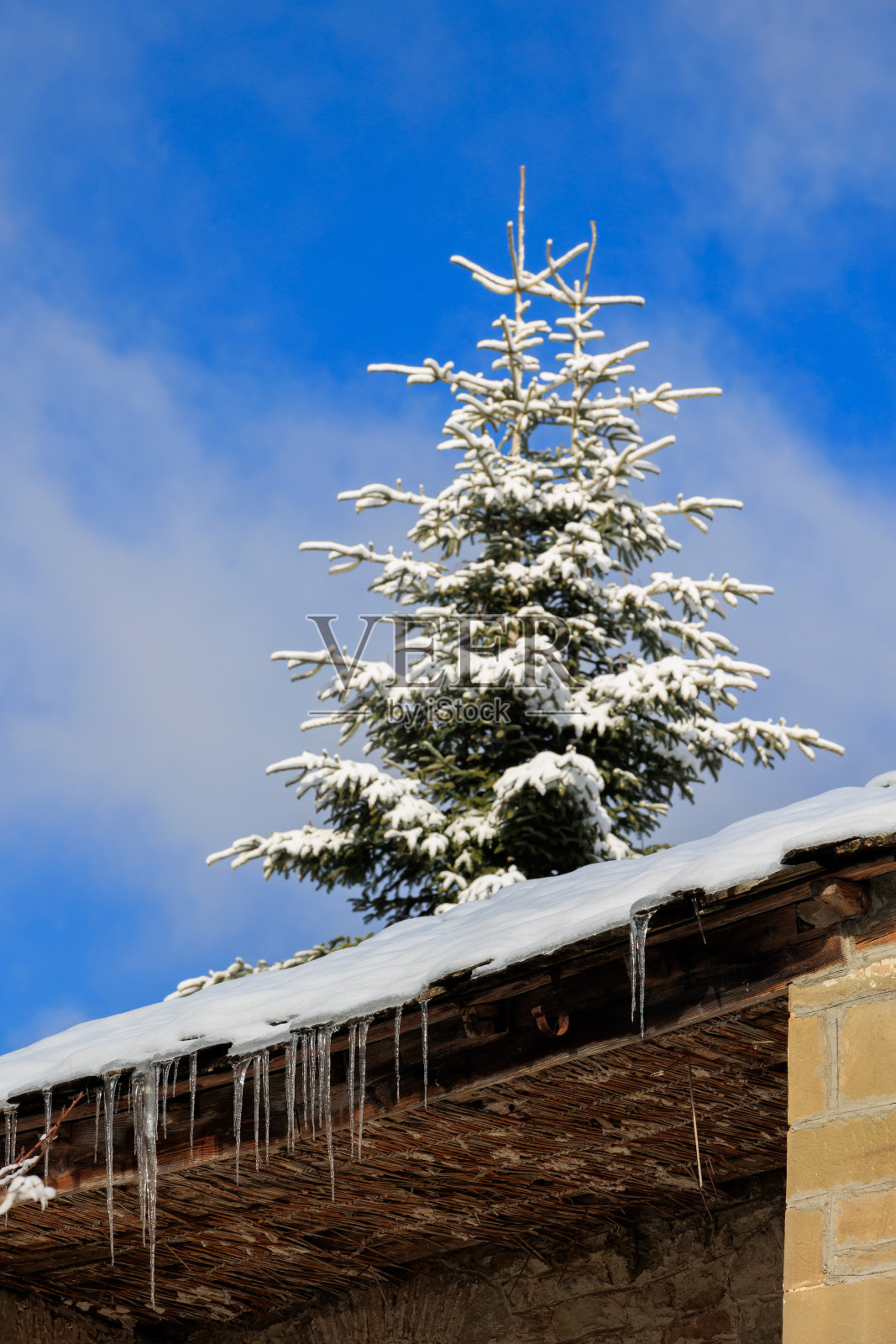 屋顶上的钟乳石冰照片摄影图片
