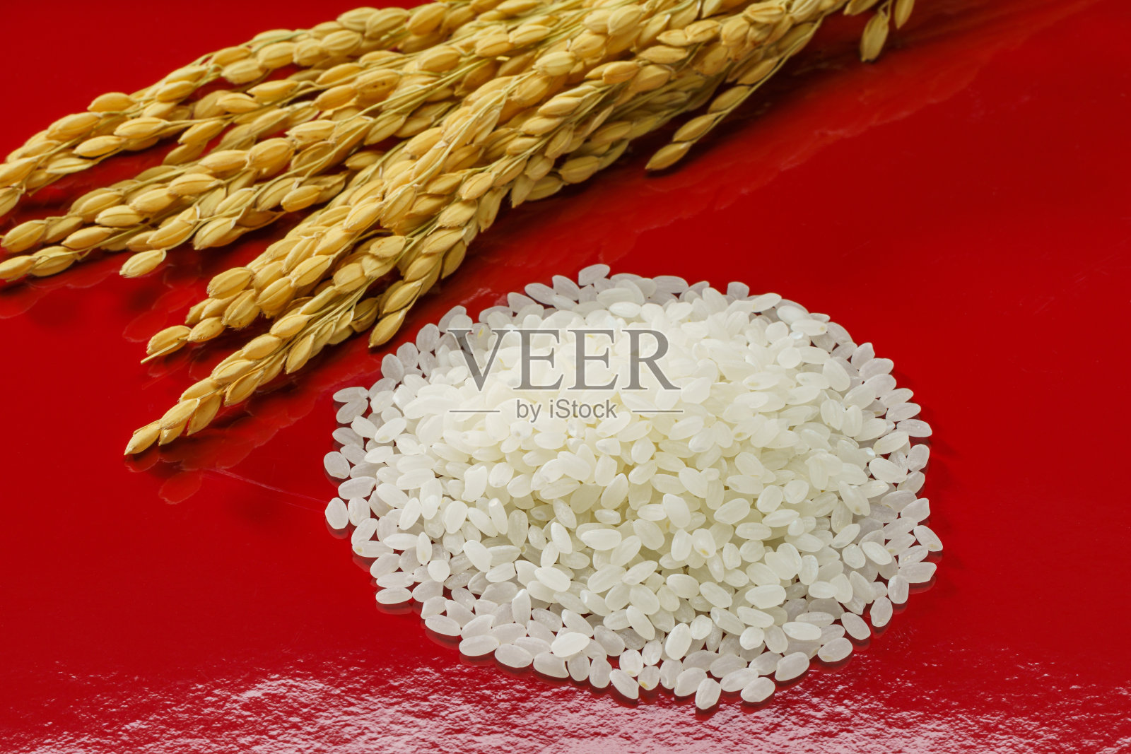 木桌上的日本白米饭照片摄影图片