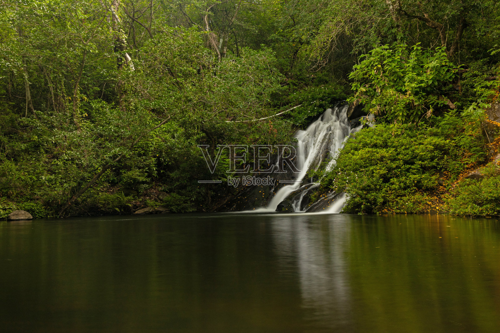 里奥内格罗瀑布位于哥斯达黎加林孔德拉维耶哈国家公园附近照片摄影图片
