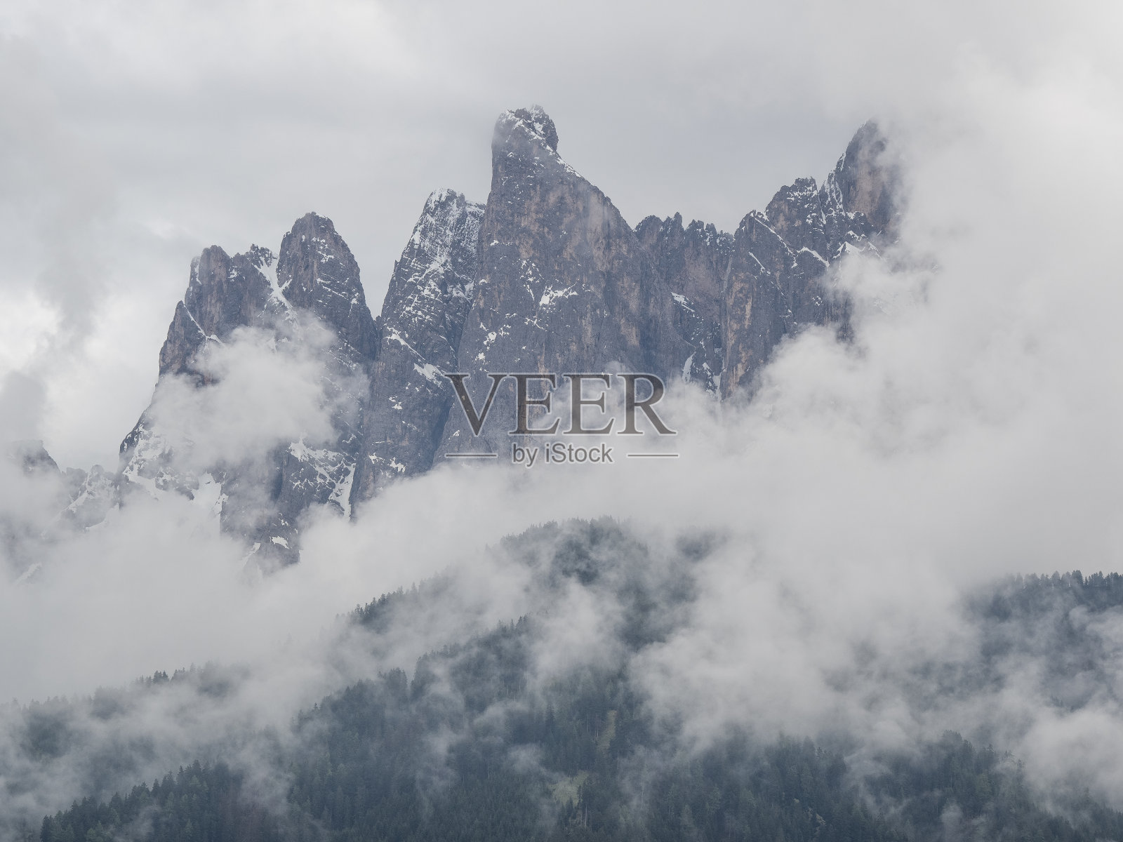 南蒂罗尔维尔诺斯山谷的景观照片摄影图片