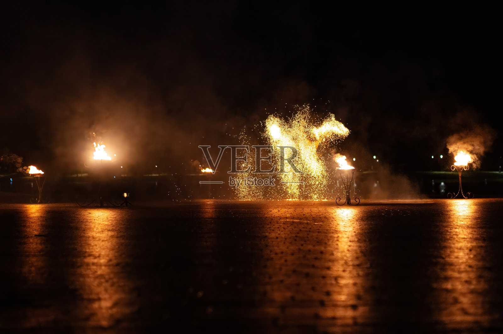 精神之焰:火焰仪式之美。波罗的海统一日，象征盛夏，亚耶纳火仪式照片摄影图片