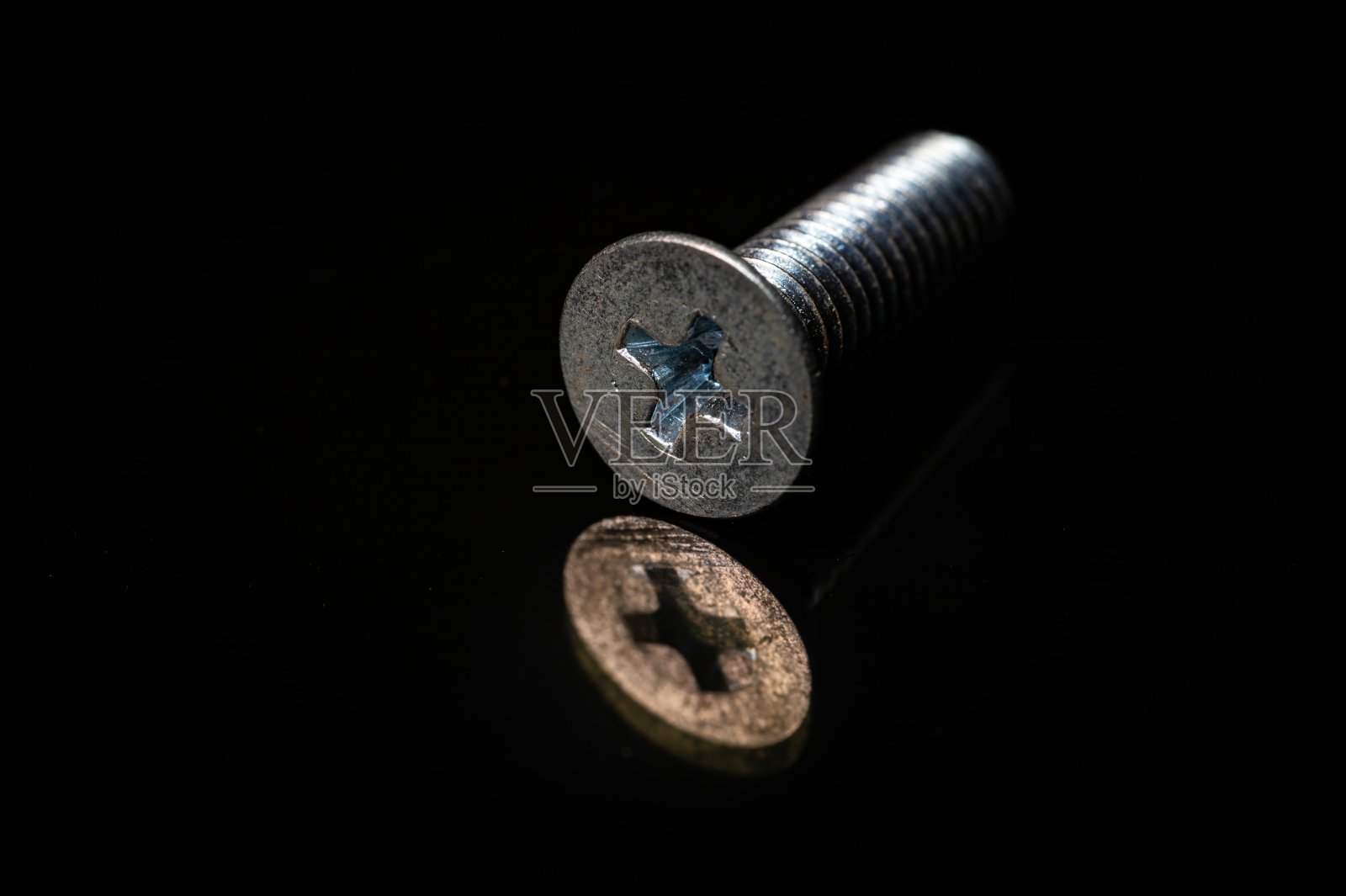 不锈钢加螺栓垫圈螺丝螺栓黑色背景。照片摄影图片