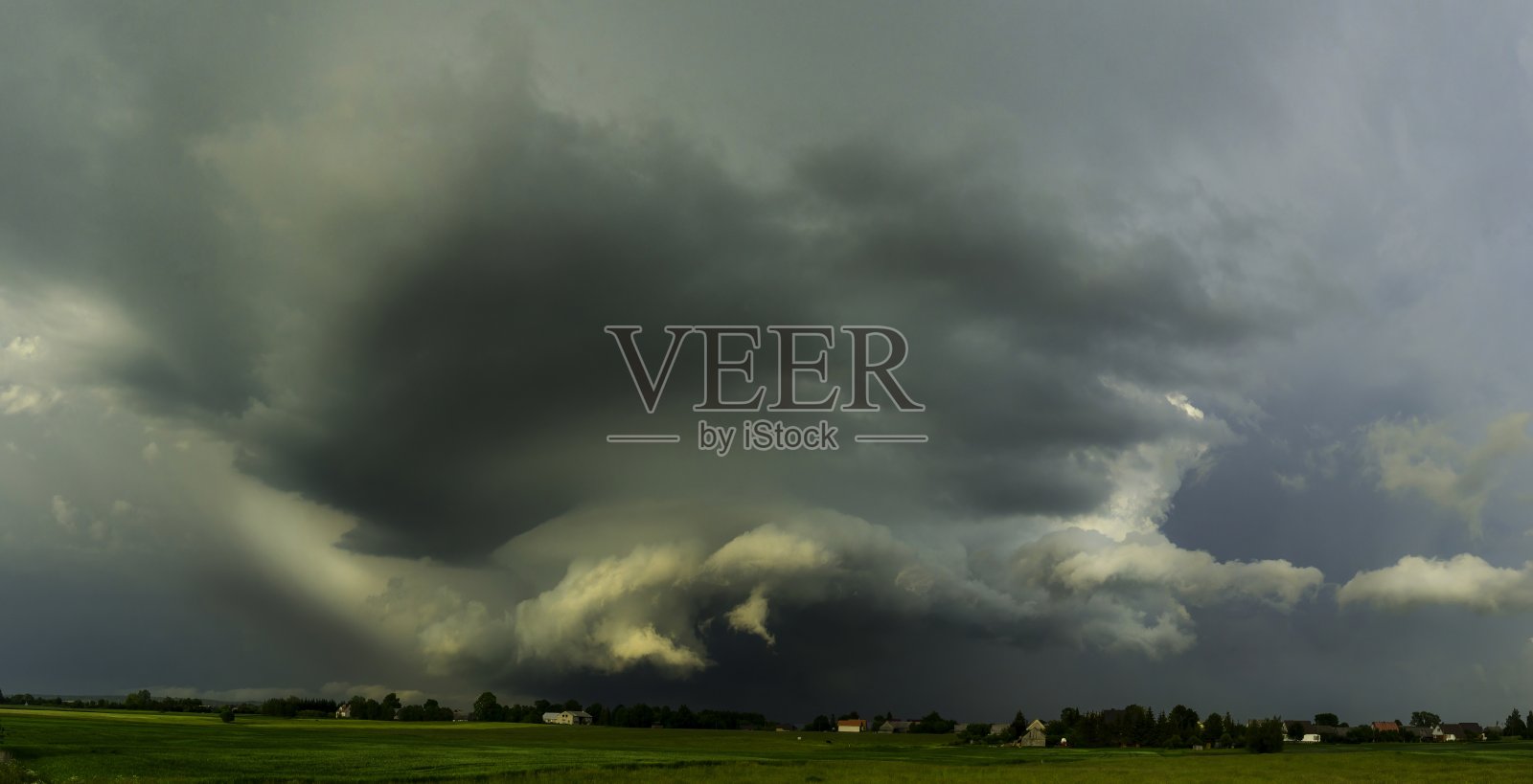 上镜的母船超级单体风暴，在内布拉斯加州哈里斯堡外呈现出“肉桂面包”的样子，据报道，多次龙卷风就是从那里来的。照片摄影图片