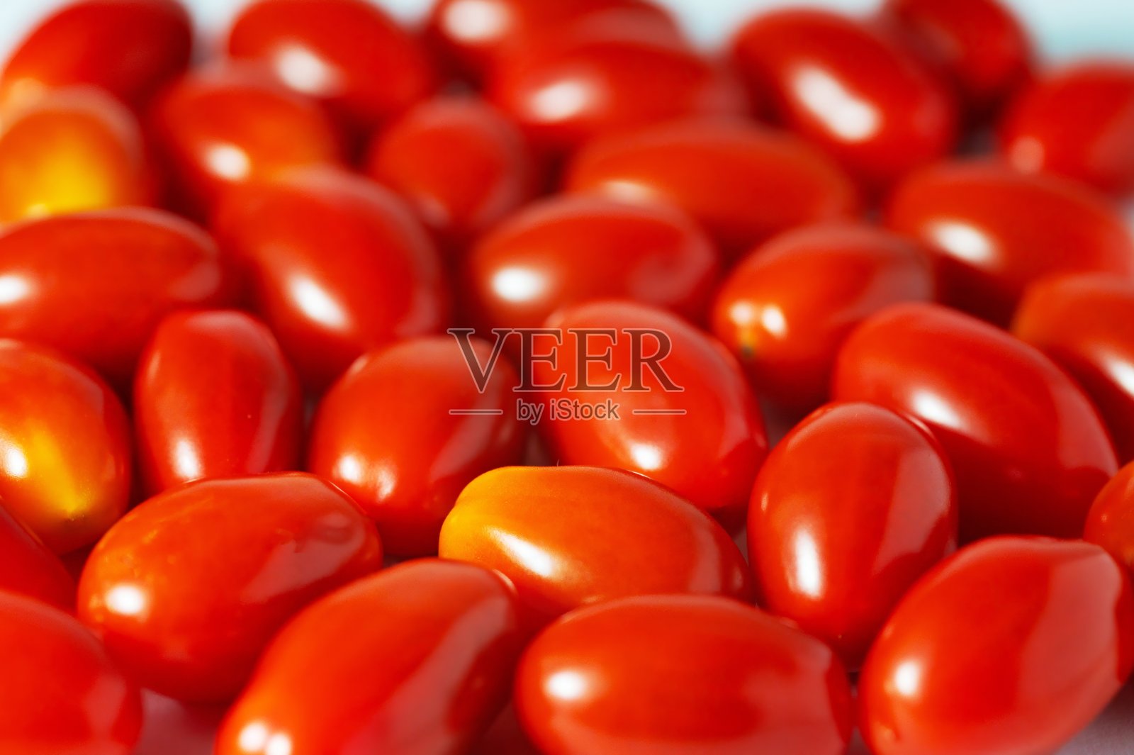 一堆新鲜成熟的小李子番茄孤立在白色照片摄影图片