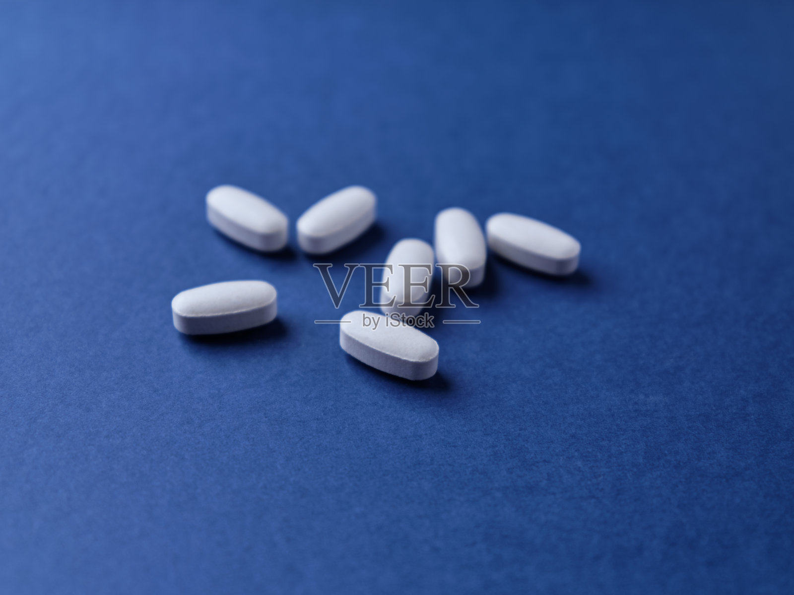 氨基酸片。健身营养。健身补品暗纸背景。软的焦点。副本的空间。照片摄影图片