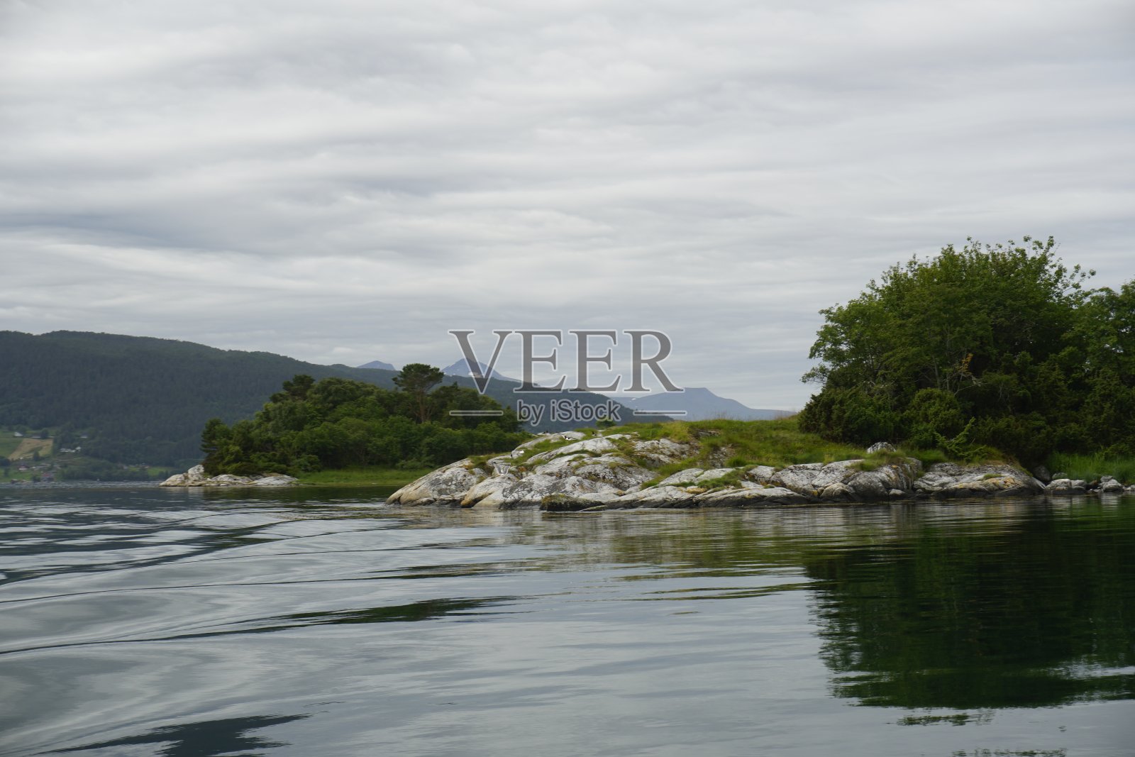挪威的自然和风景照片来自峡湾的一个岛屿。山景城。夏天。6月。照片摄影图片