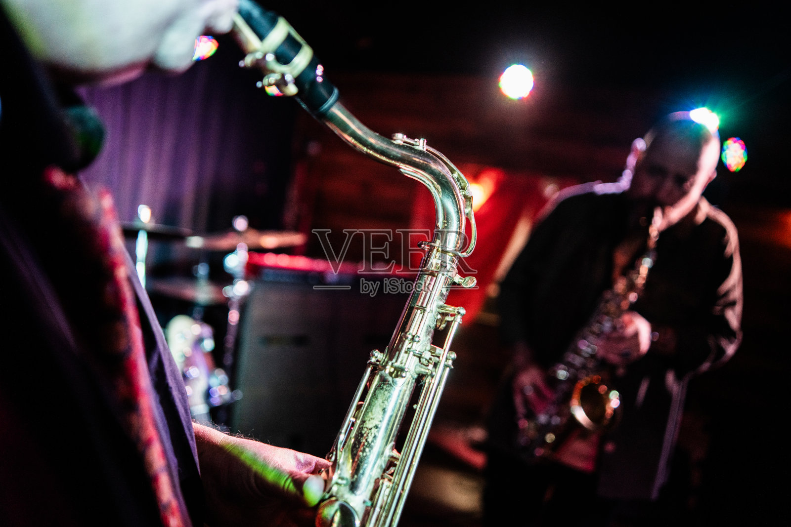 一名男子在现场演奏萨克斯管的特写照片摄影图片
