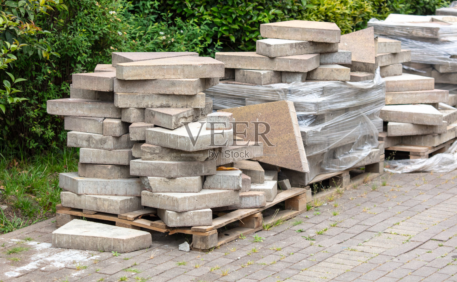 修复公园内的铺路板照片摄影图片