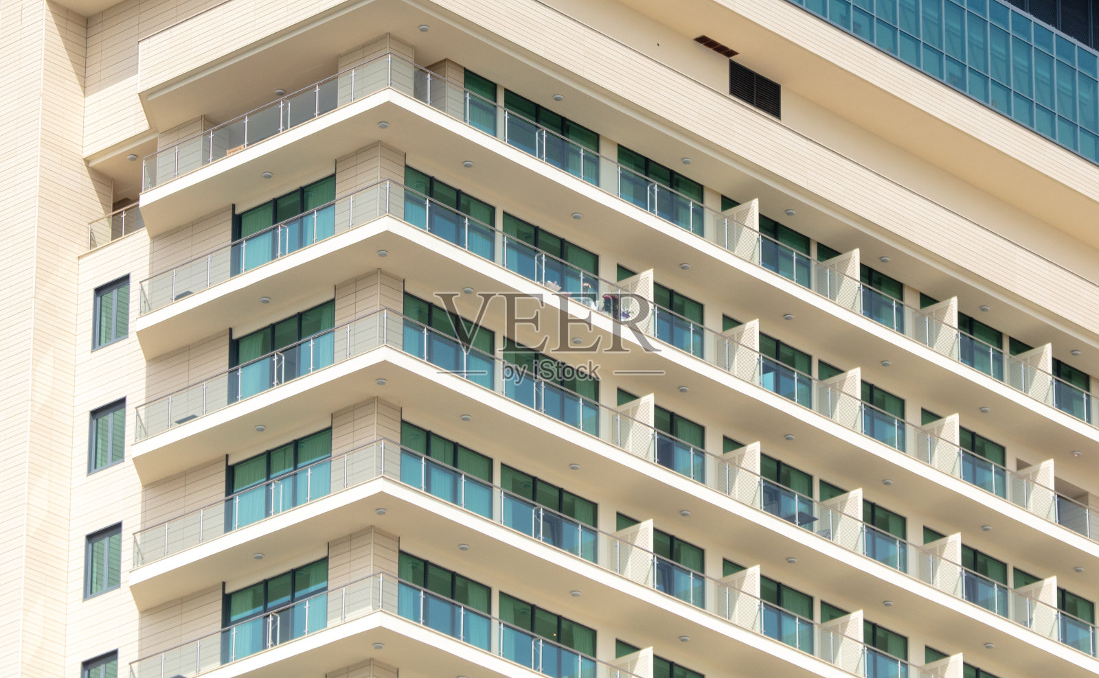 以窗户为背景的多层建筑。文本照片摄影图片