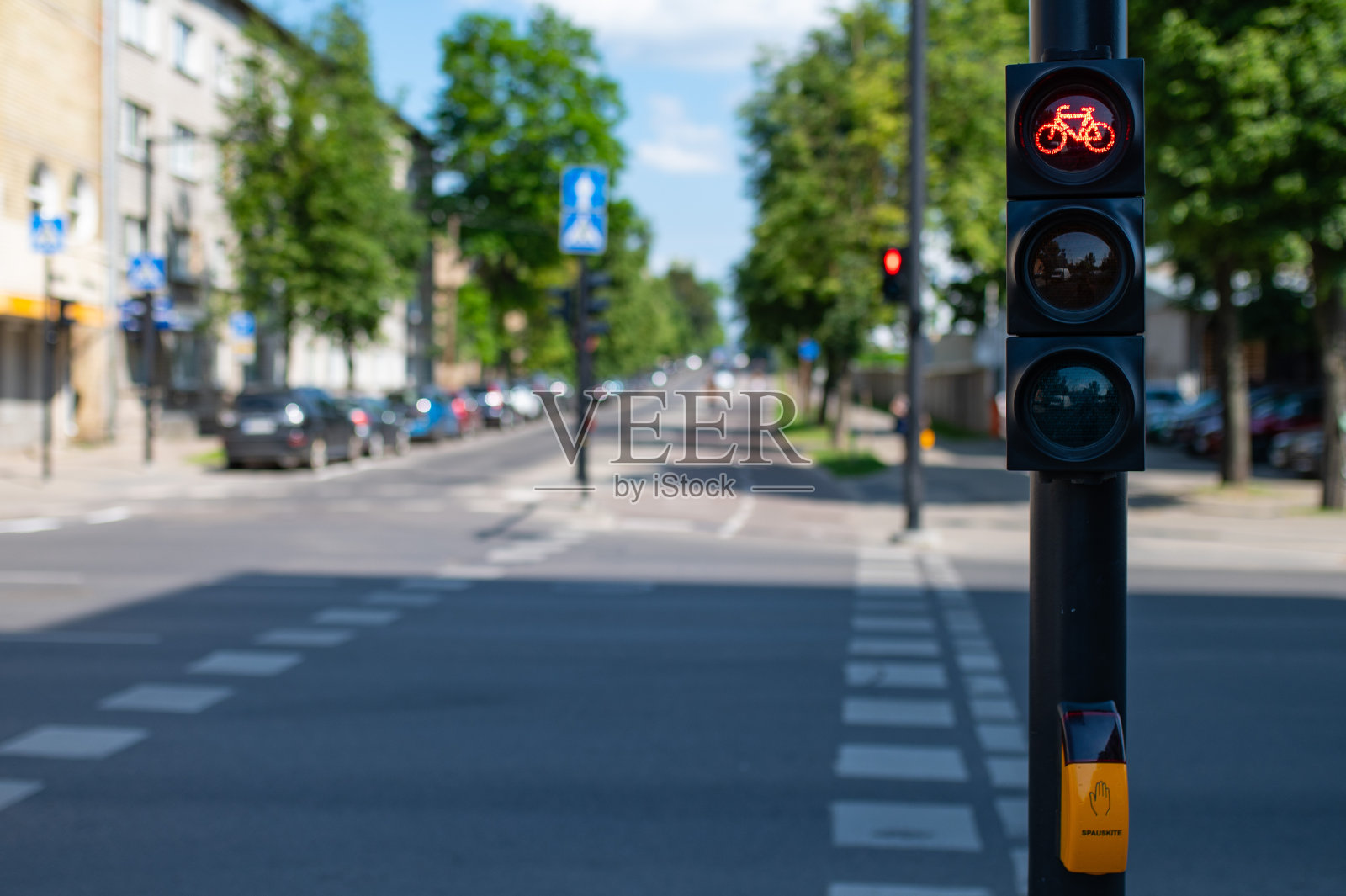 给骑自行车的人的红绿灯。交通灯上的自行车道红灯。红灯为骑自行车的人，有一个骑自行车的人的身影。照片摄影图片