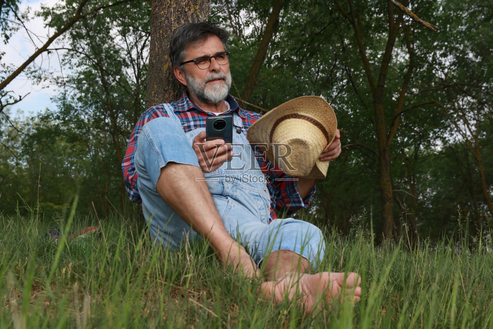 成熟的农民从炎热中解脱出来照片摄影图片