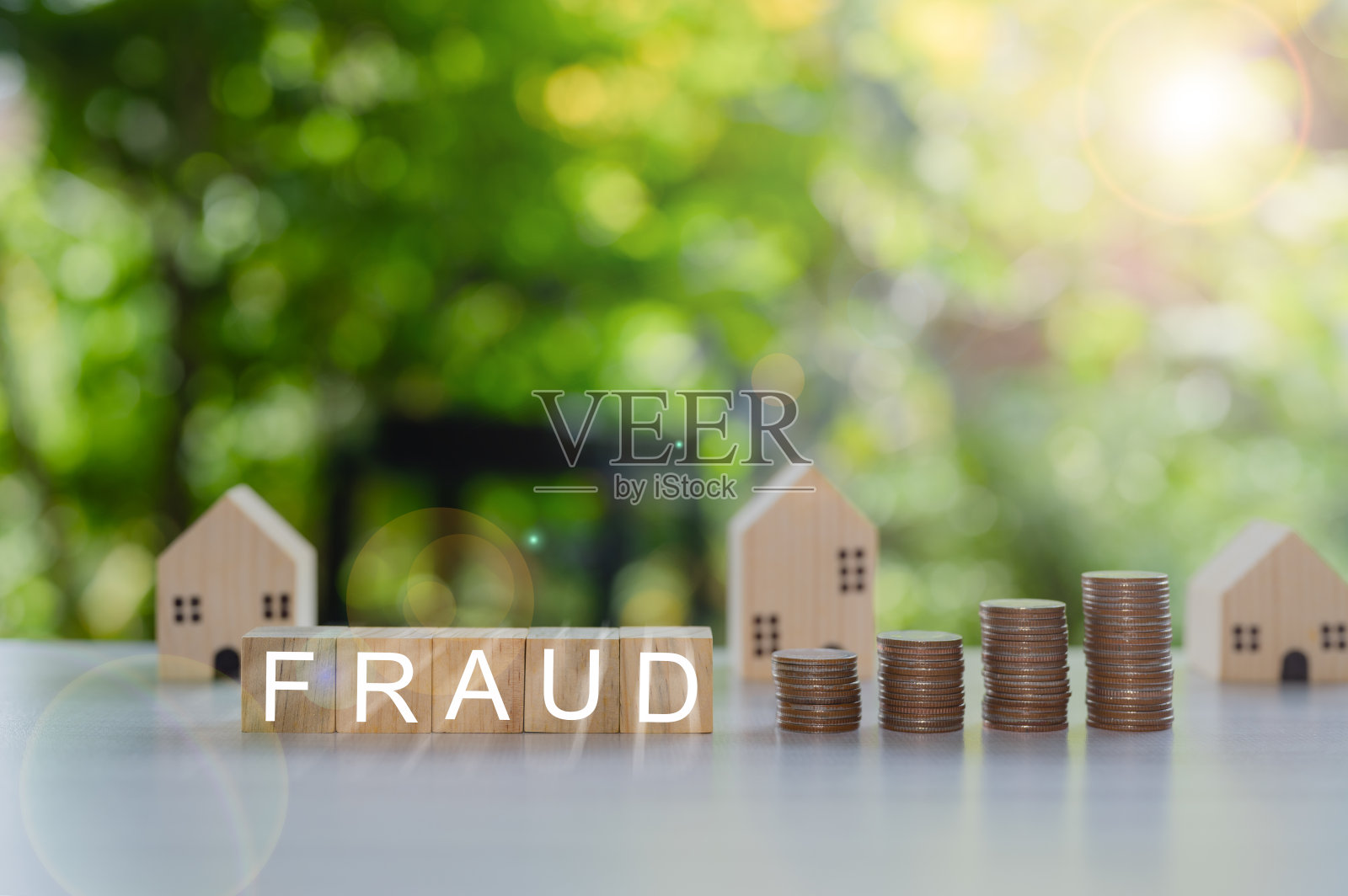 一堆硬币和木块拼出了“欺诈”这个词。欺骗和不诚实的概念，因为“欺诈”这个词与欺骗和不诚实联系在一起照片摄影图片