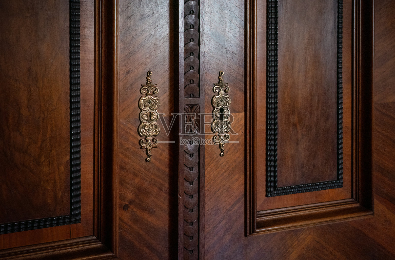 旧的木制橱柜门照片摄影图片