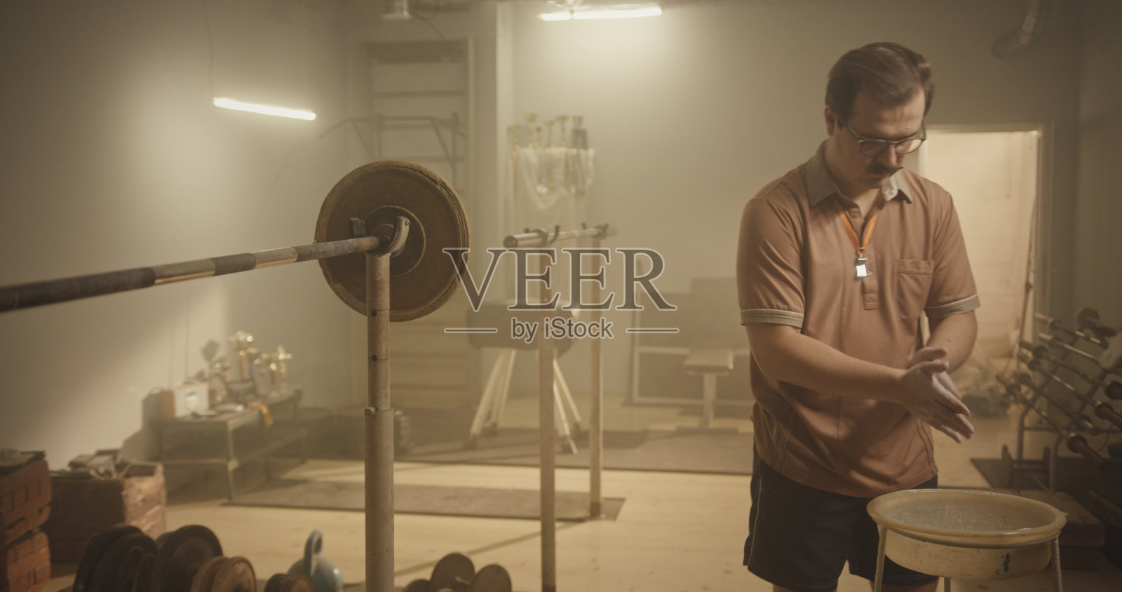 怀旧的尝试:教练在复古健身房面临挑战照片摄影图片