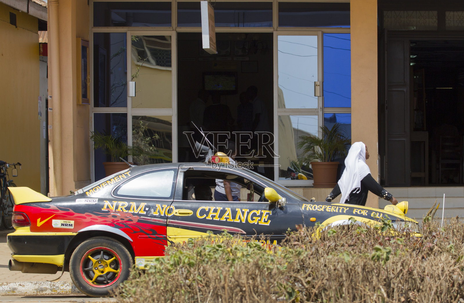 宣传乌干达执政党NRM的昂贵汽车照片摄影图片