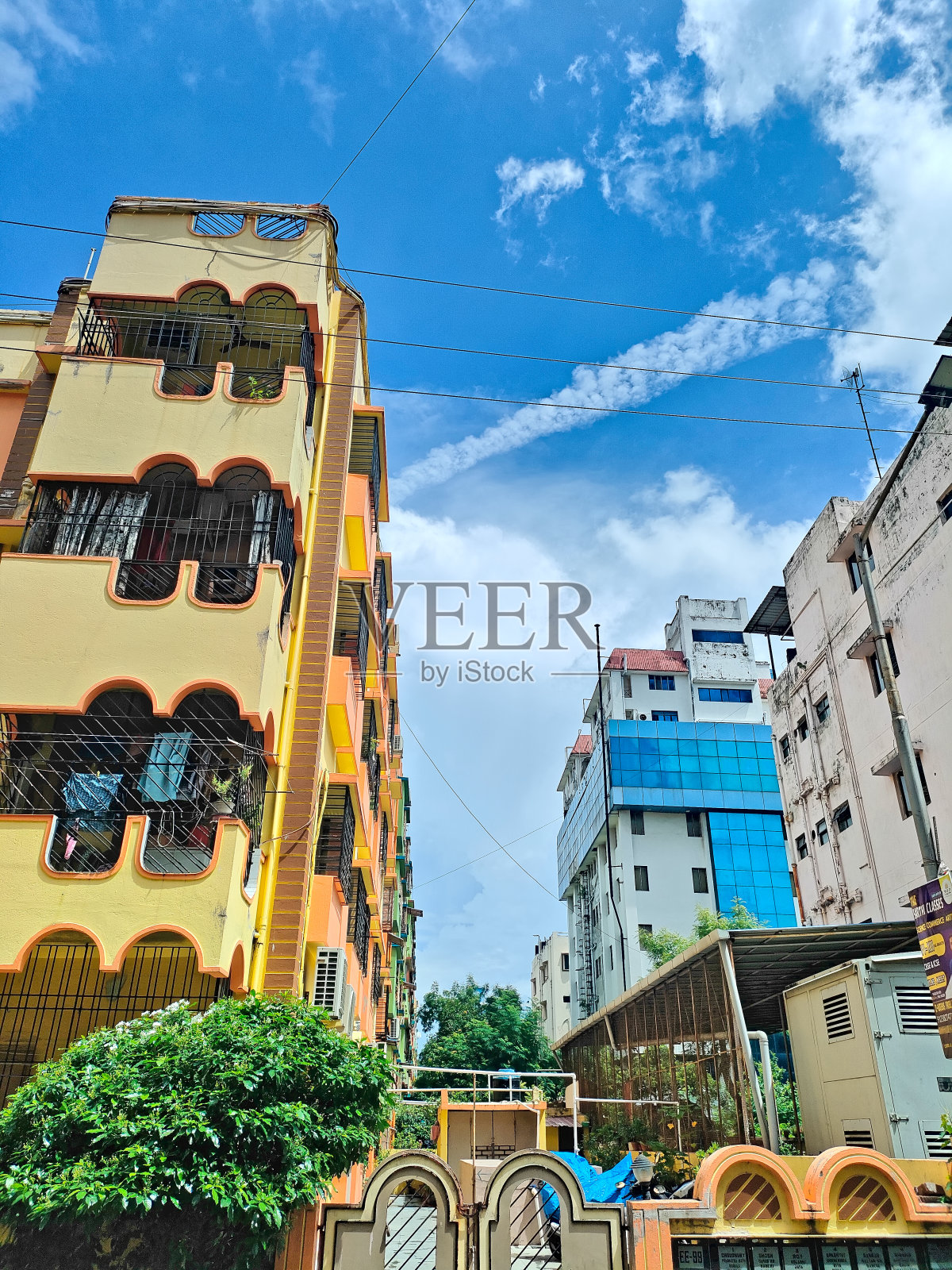 在一个阳光明媚的日子里，印度一个大城市里五颜六色的公寓照片摄影图片