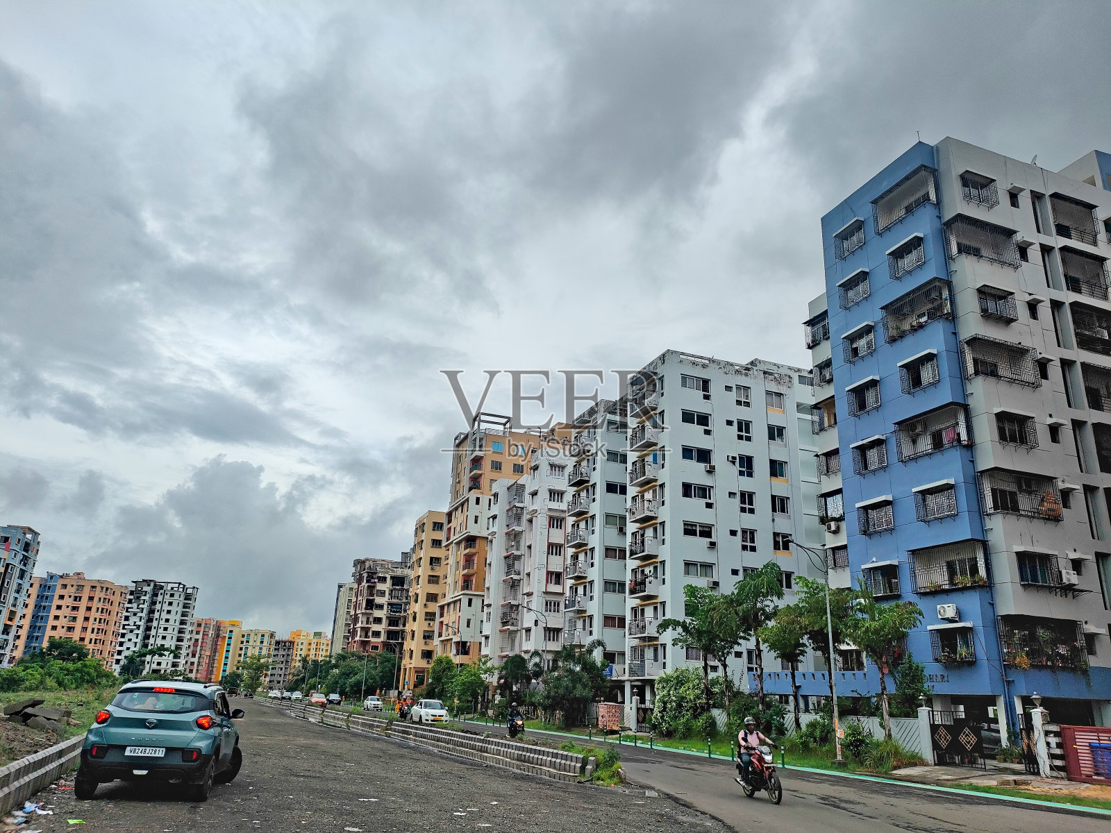 在一个阳光明媚的日子里,印度一个大城市里五颜六色的公寓照片摄影图片