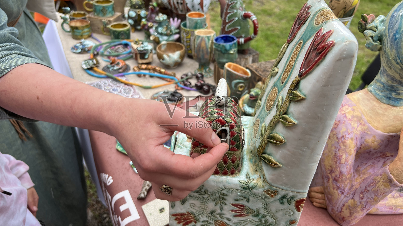 民间艺术节上的陶瓷制品照片摄影图片
