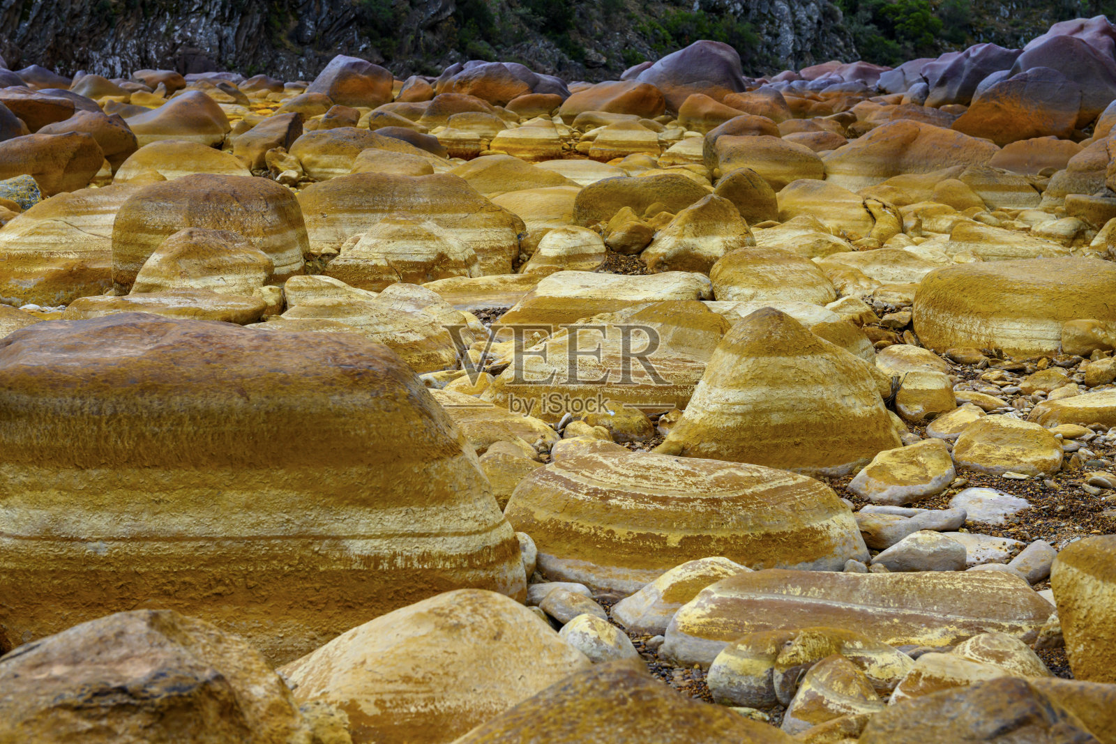 力拓的橙色矿物形成和水坑照片摄影图片