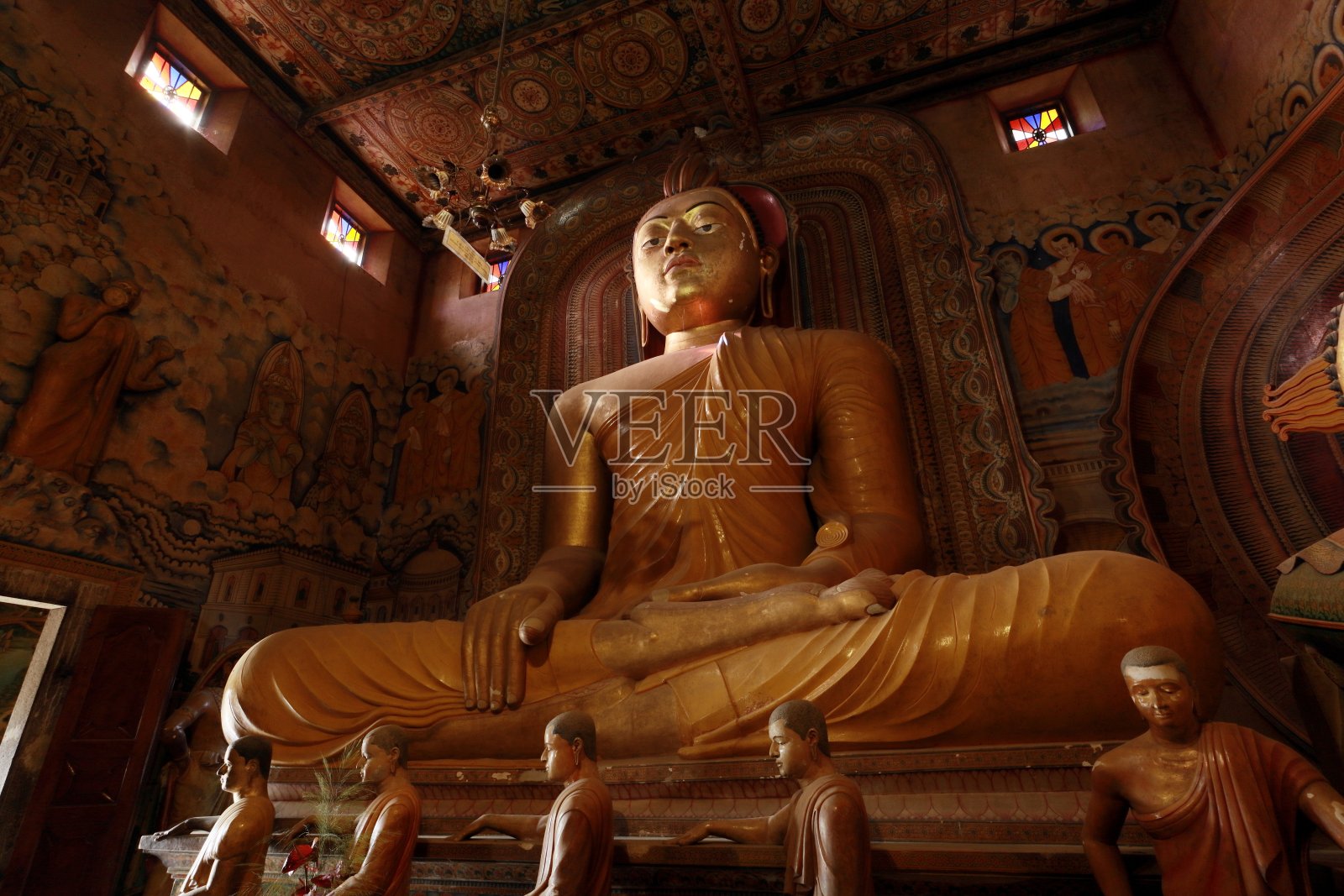 斯里兰卡佛寺内的大佛雕像，用绘画和壁画装饰。照片摄影图片