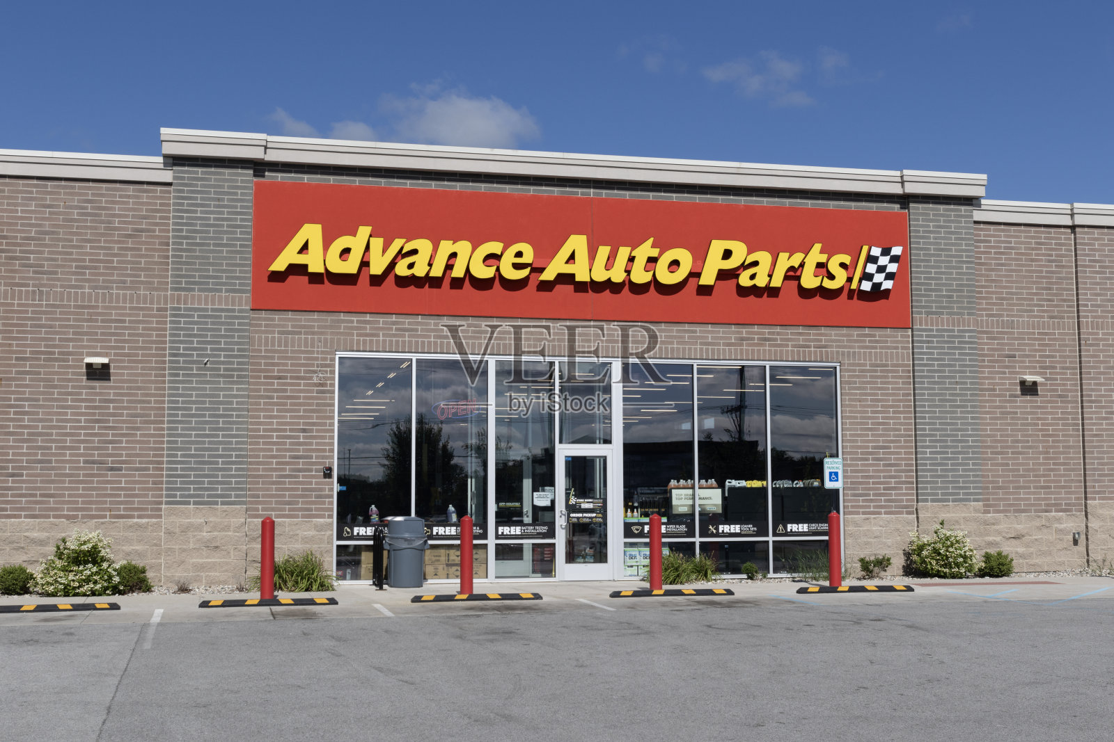 高级汽车配件店。Advance Auto Parts是美国最大的汽车替换零件零售商。照片摄影图片