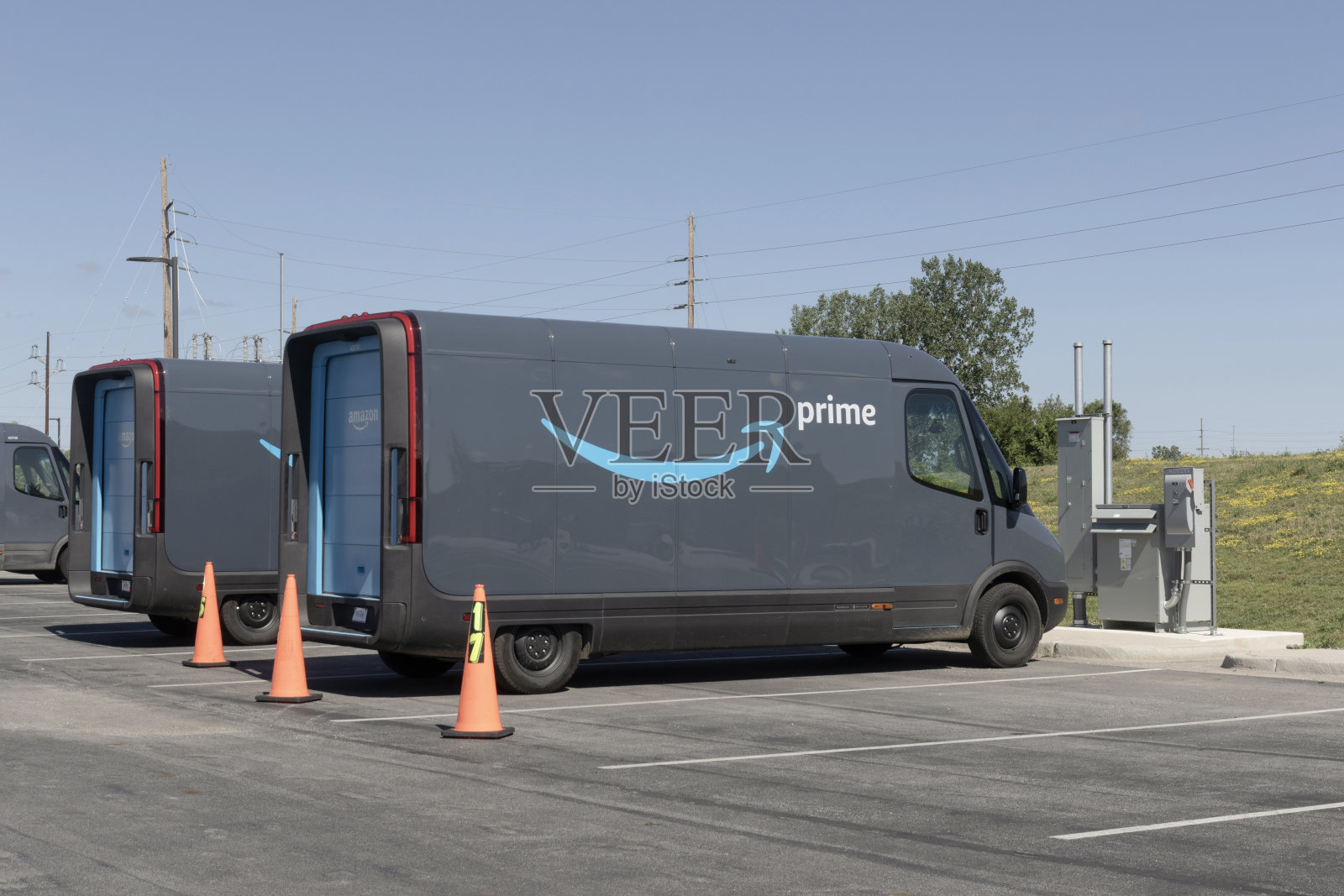 来自Rivian的亚马逊Prime EV电动送货车。亚马逊承诺实现净零碳排放，到2040年将使用10万辆电动货车。照片摄影图片