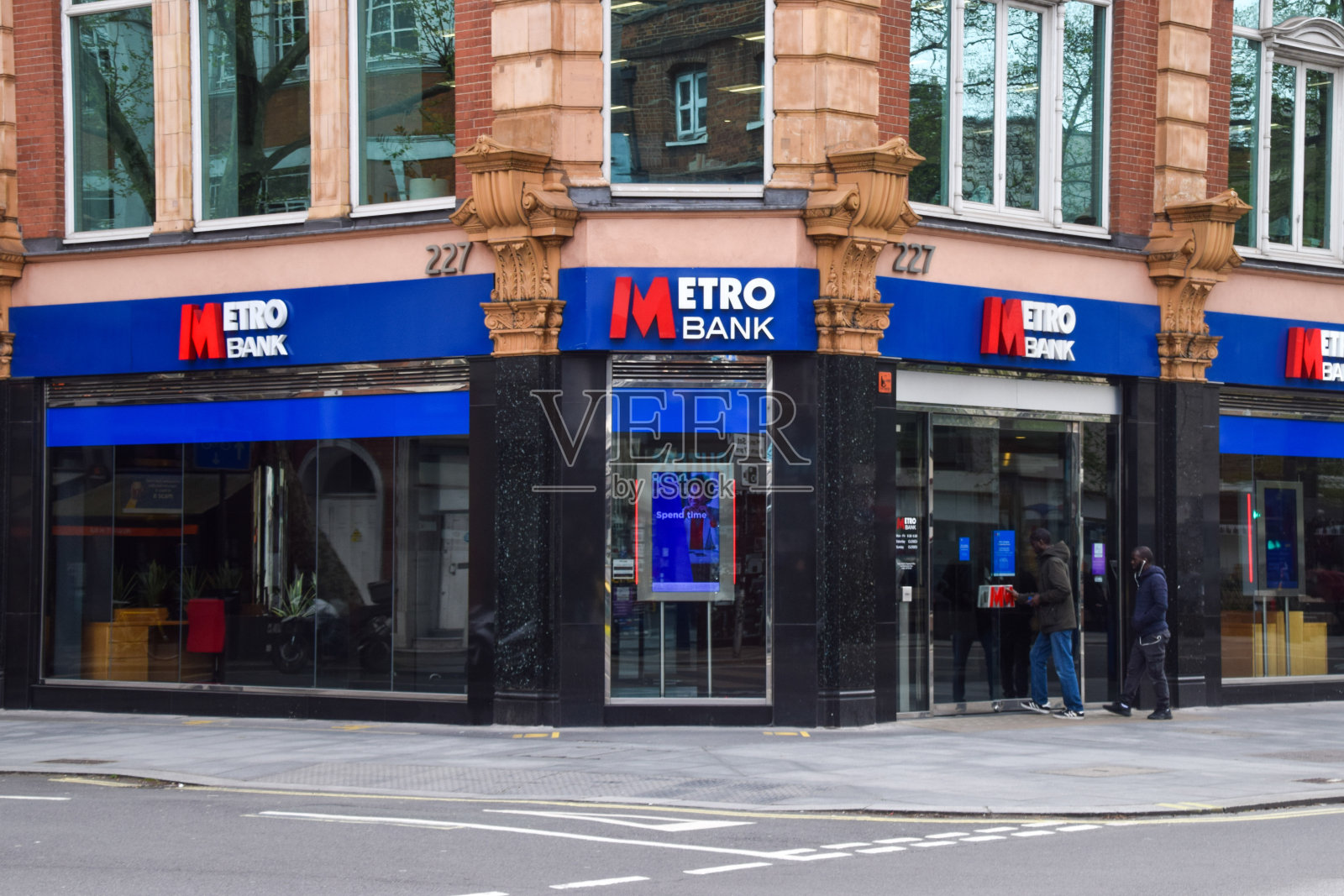 英国伦敦市中心的地铁银行分行照片摄影图片