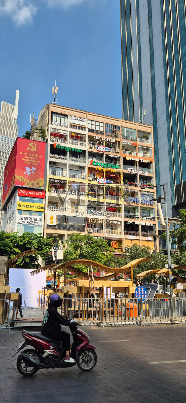 位于西贡阮顺街(又名步行街)的咖啡厅公寓大楼照片摄影图片