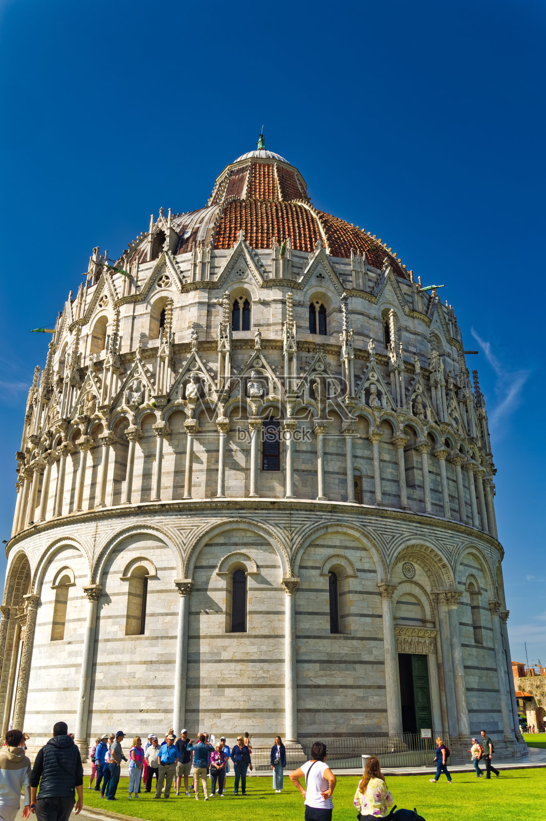 游客参观意大利比萨斜塔时的日常场景。照片摄影图片