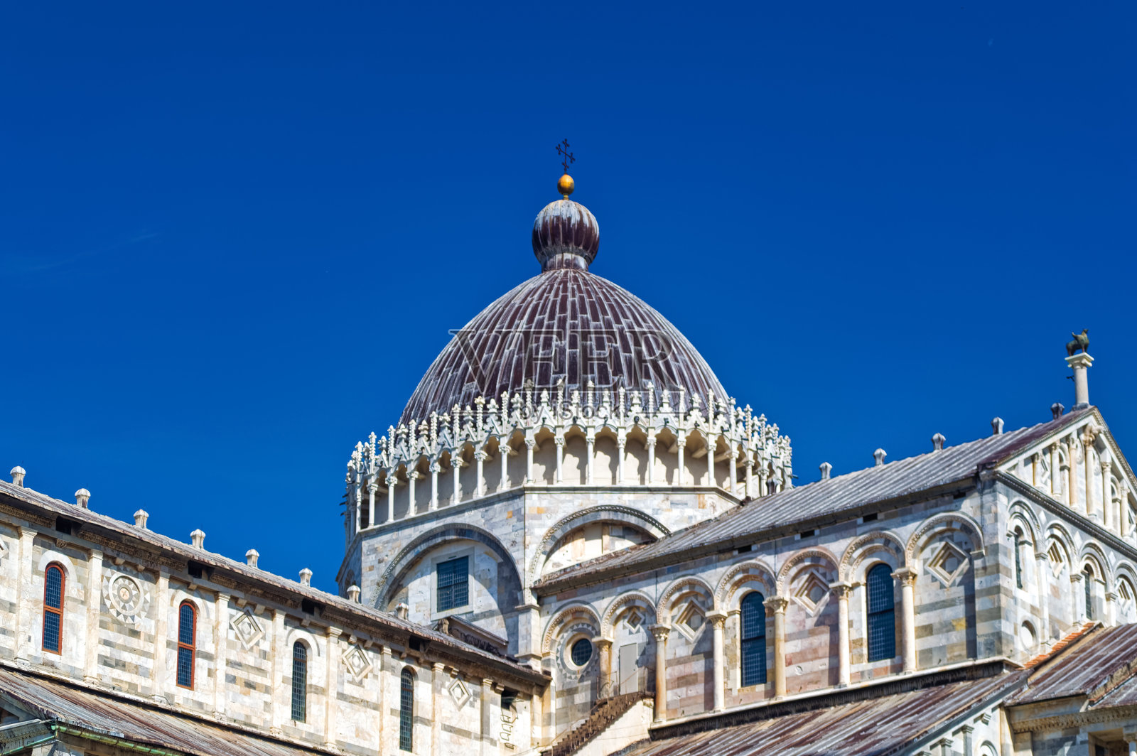 游客参观意大利比萨斜塔时的日常场景。照片摄影图片