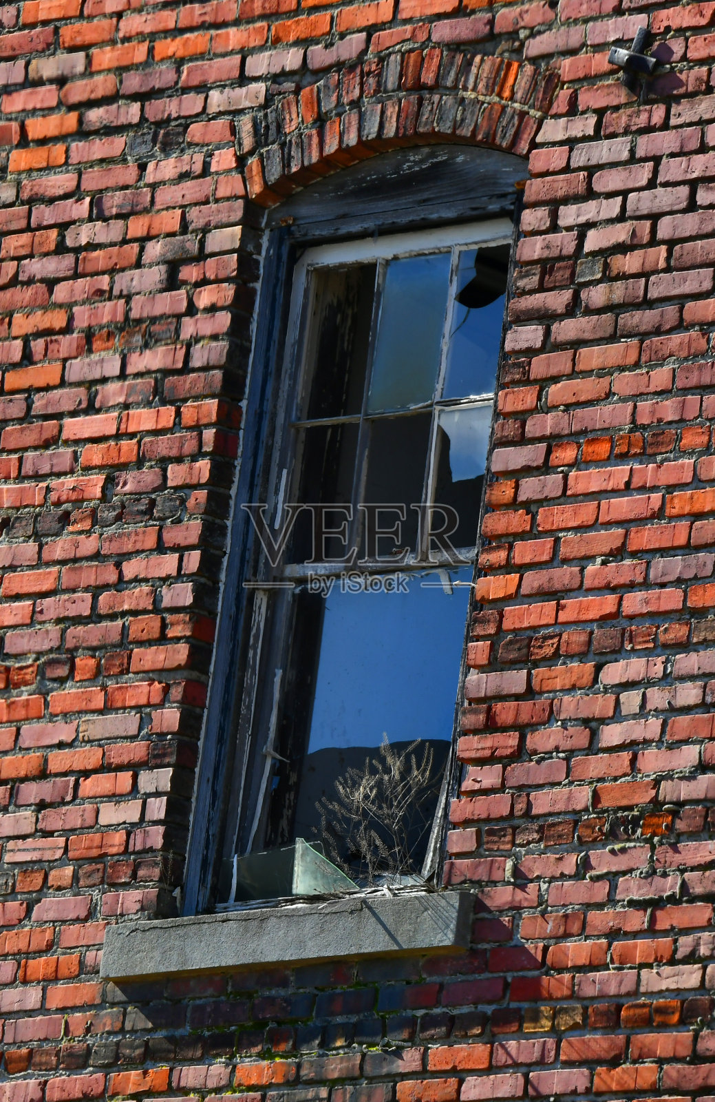 砖房破窗照片摄影图片