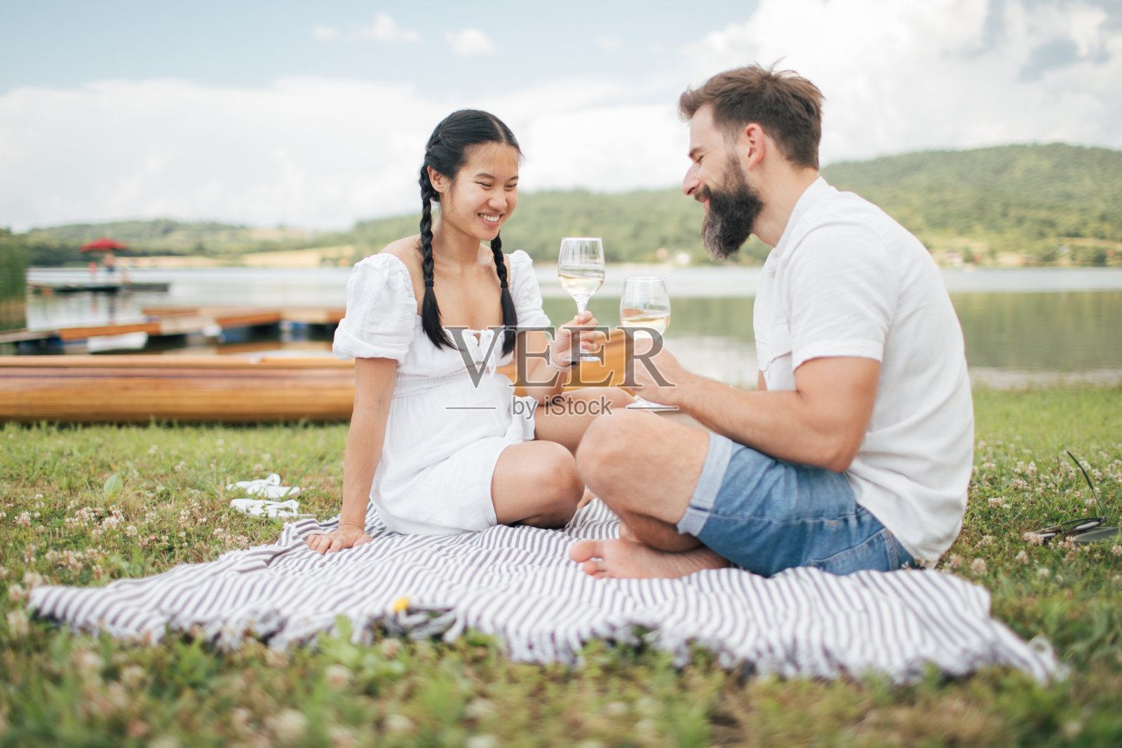 情侣们一起啜饮美酒照片摄影图片