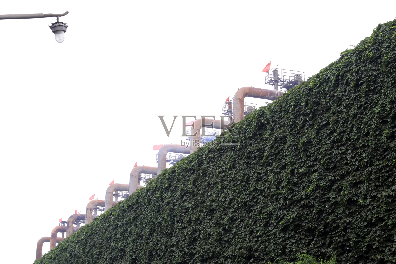 工厂内的机械设备及防尘分隔网照片摄影图片