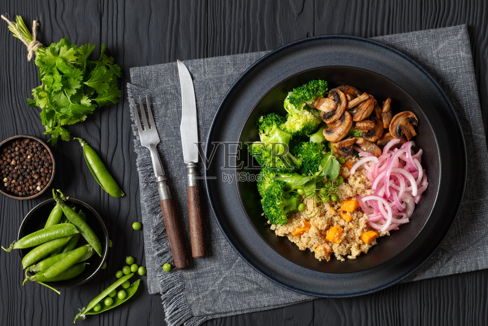 碗里的藜麦配蔬菜和蘑菇照片摄影图片