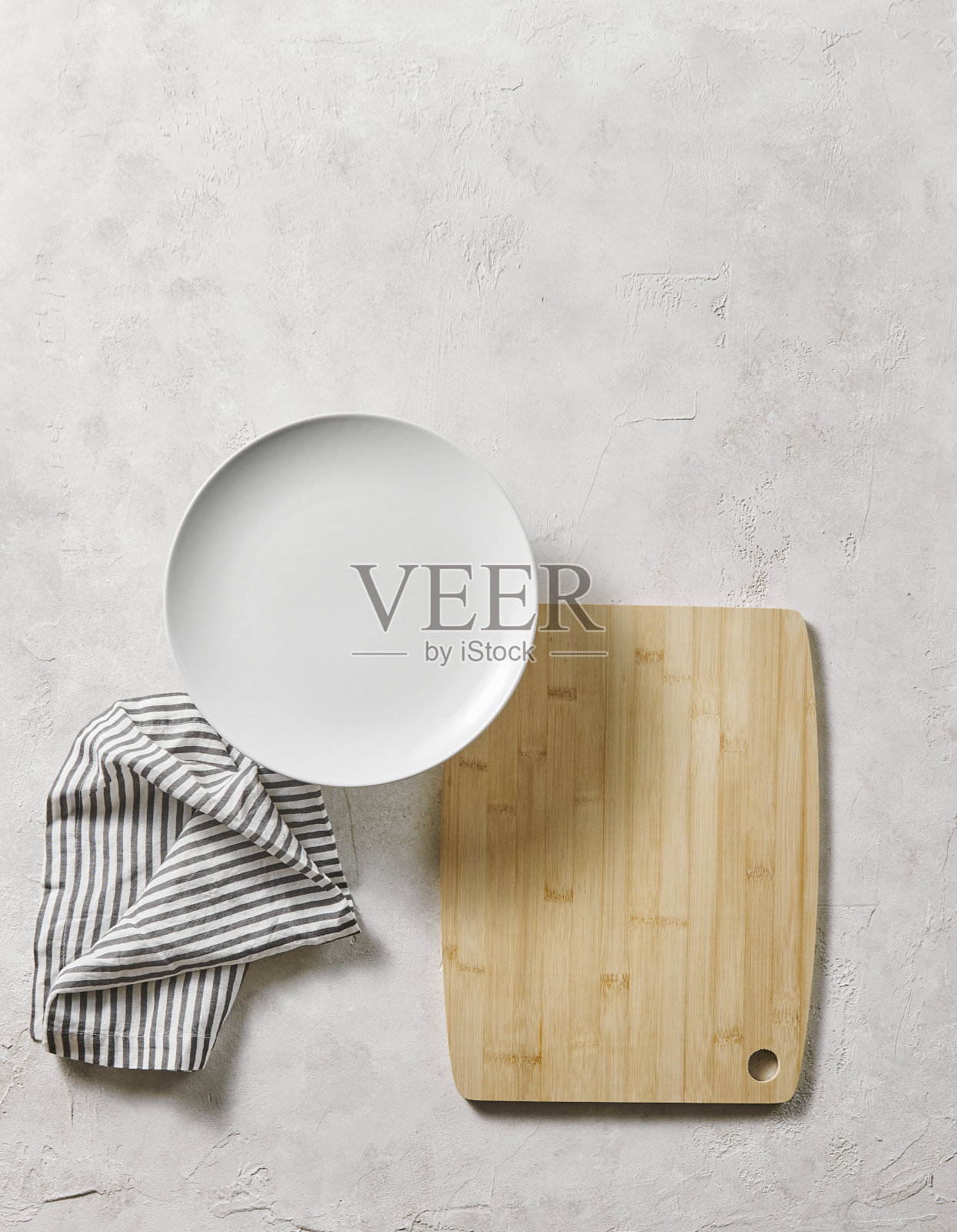 白色的空盘，装饰有质感的背景风格与餐巾纸。视图。照片摄影图片