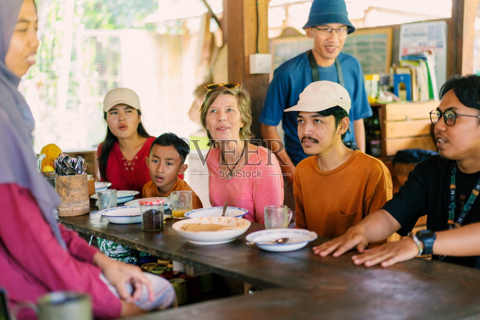 穆斯林女房东带客人参观酒店照片摄影图片