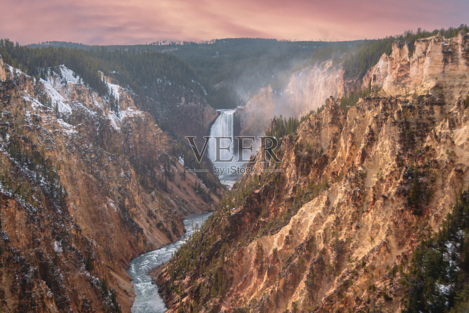 迷人的黄石瀑布:雄伟的下瀑布照片摄影图片