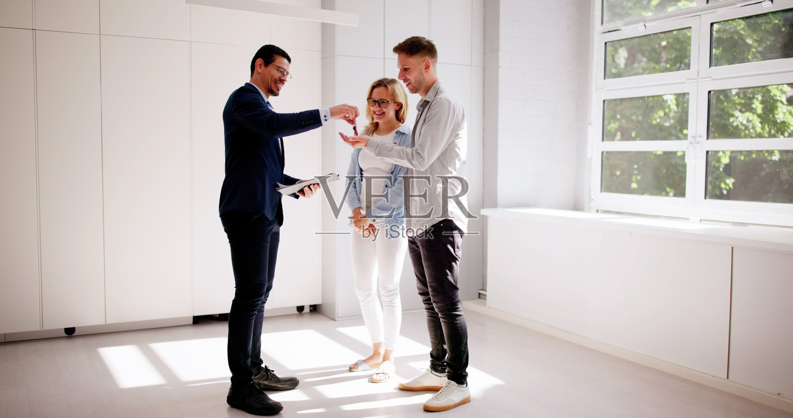 一位年轻的孕妇和她的丈夫正在挑选房产照片摄影图片