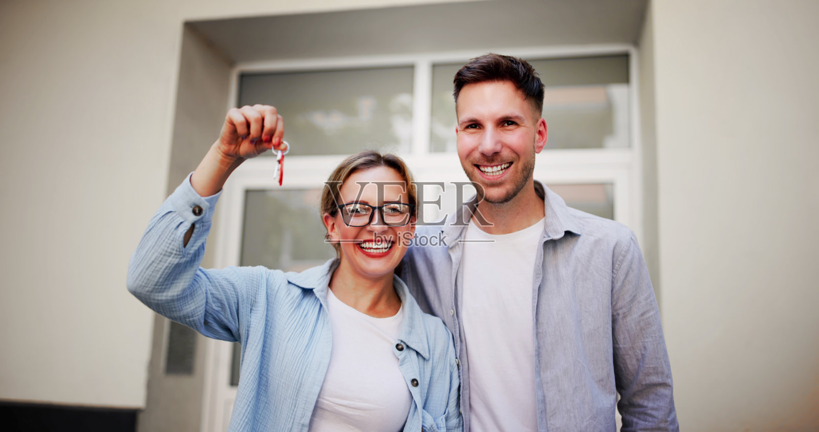 拿着钥匙微笑的幸福夫妇照片摄影图片